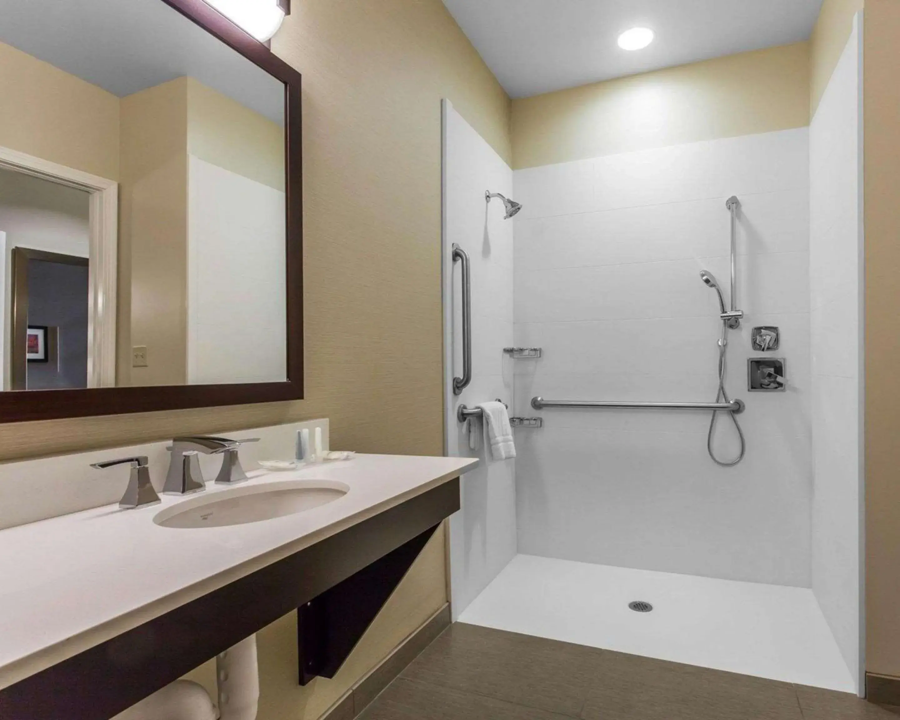 King Suite with Roll-In Shower - Accessible/Non-Smoking in Comfort Suites-Youngstown North King Suite with Roll-In Shower - Accessible/Non-Smoking in Comfort Suites-Youngstown North