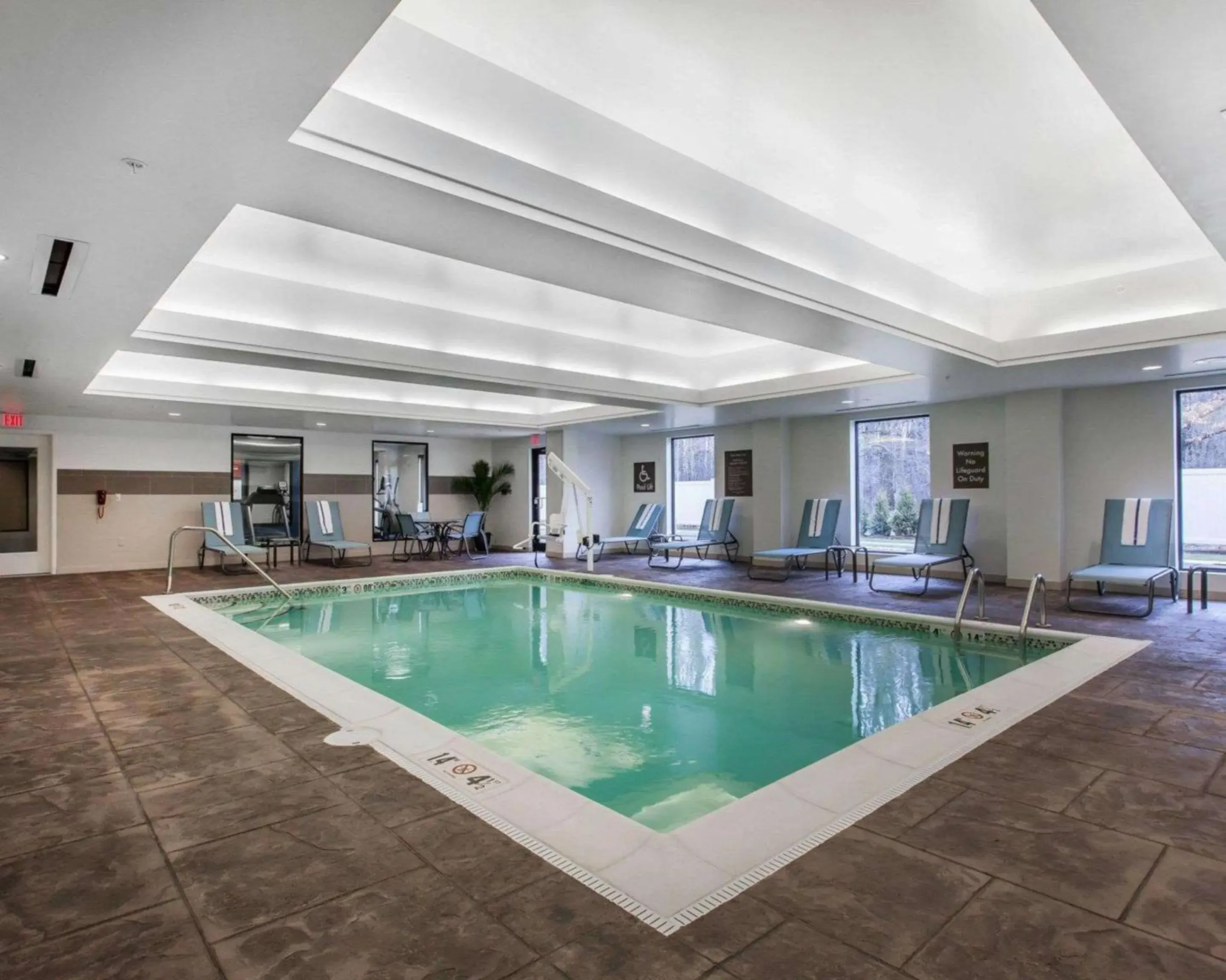 Swimming pool in Comfort Suites-Youngstown North Swimming pool in Comfort Suites-Youngstown North