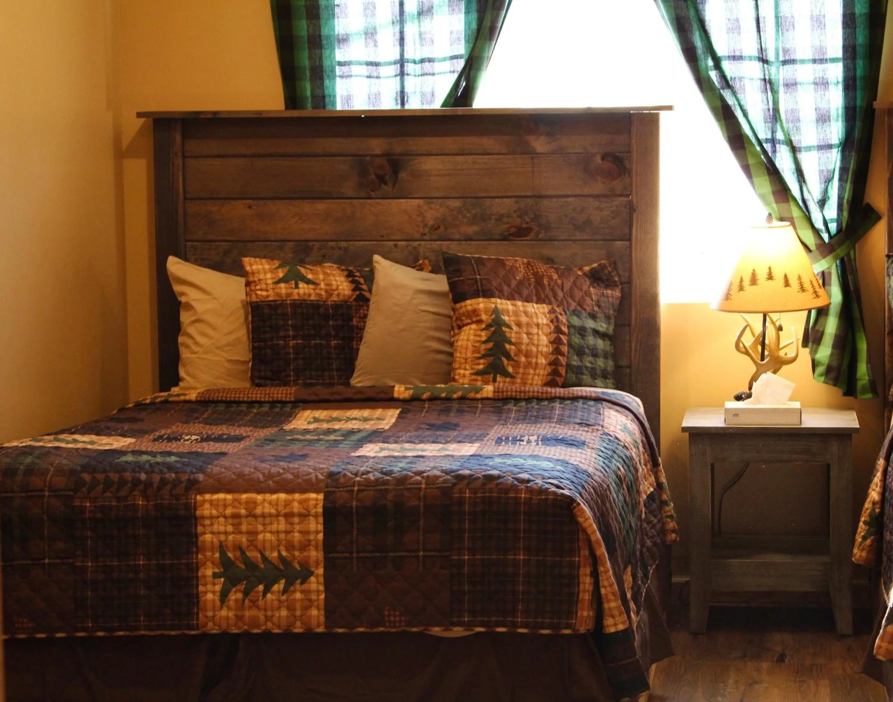 Bed in The Sundowner on Lake George