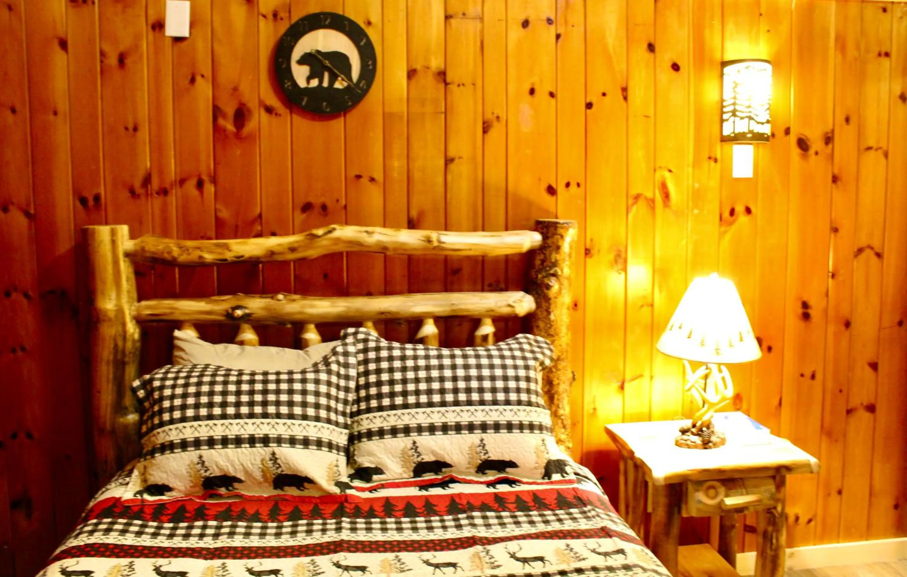 Bed in The Sundowner on Lake George