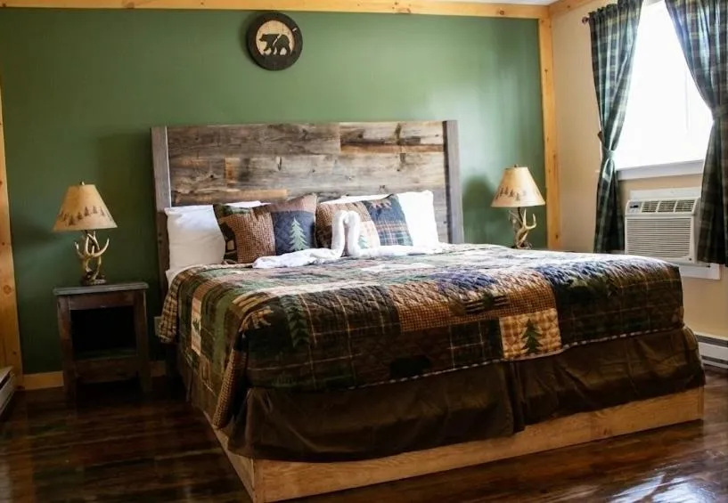 Bed in The Sundowner on Lake George