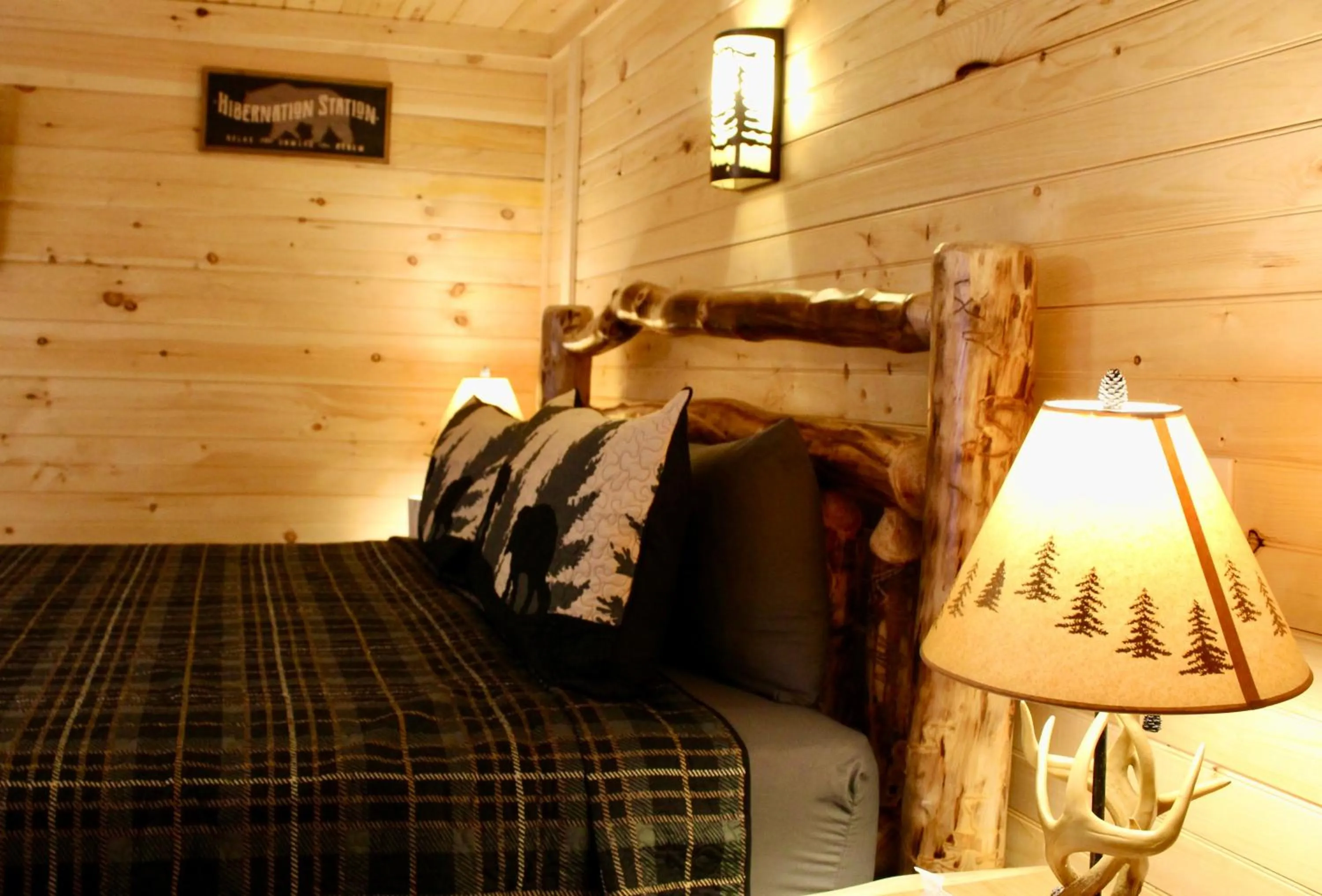 Bed in The Sundowner on Lake George