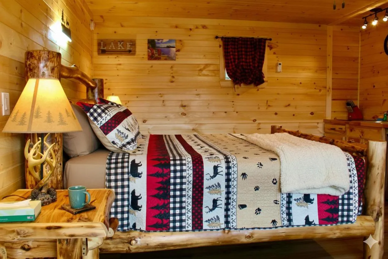 Bed in The Sundowner on Lake George