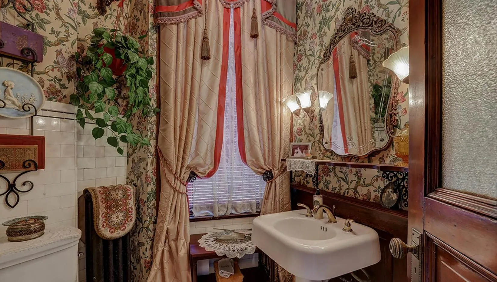 Public Bath in Schuster Mansion Bed & Breakfast