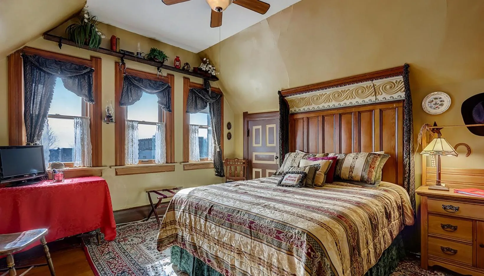 Bedroom, Bed in Schuster Mansion Bed & Breakfast