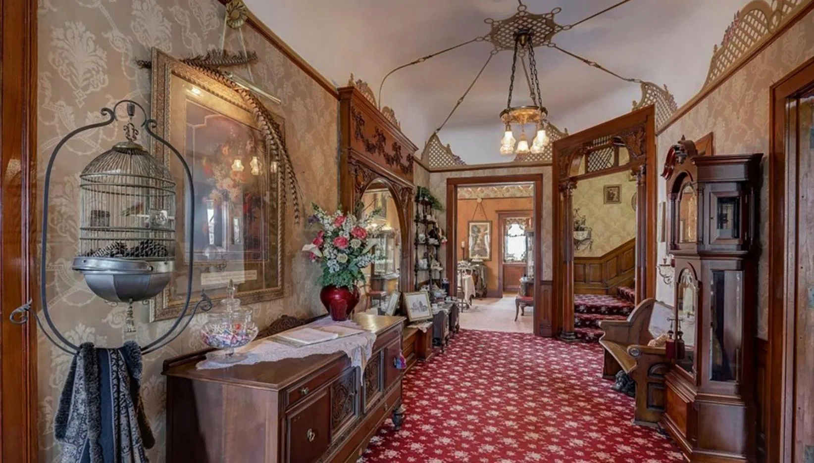 Property building in Schuster Mansion Bed & Breakfast