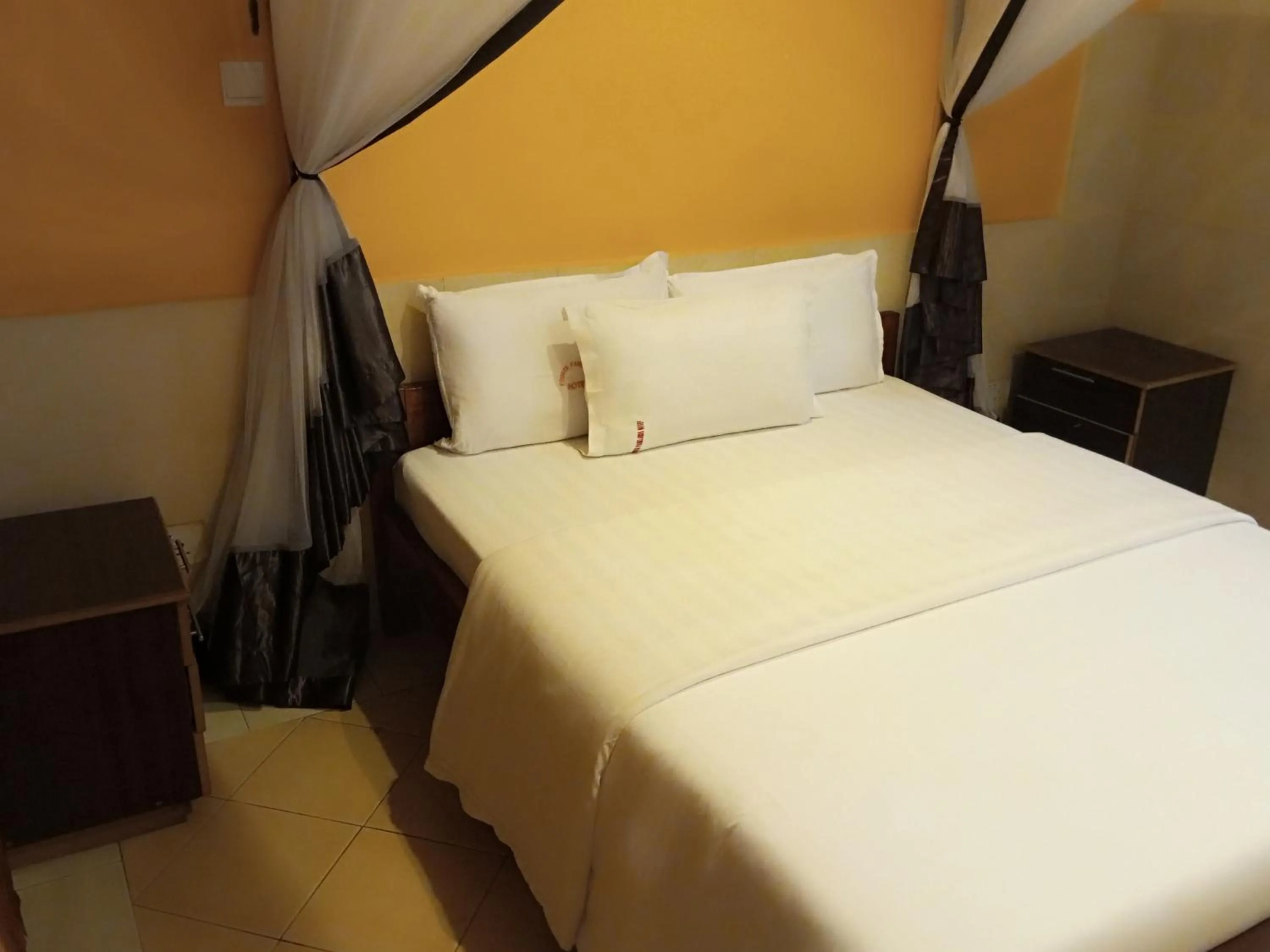 Bed in Fourth Parklands Hotel