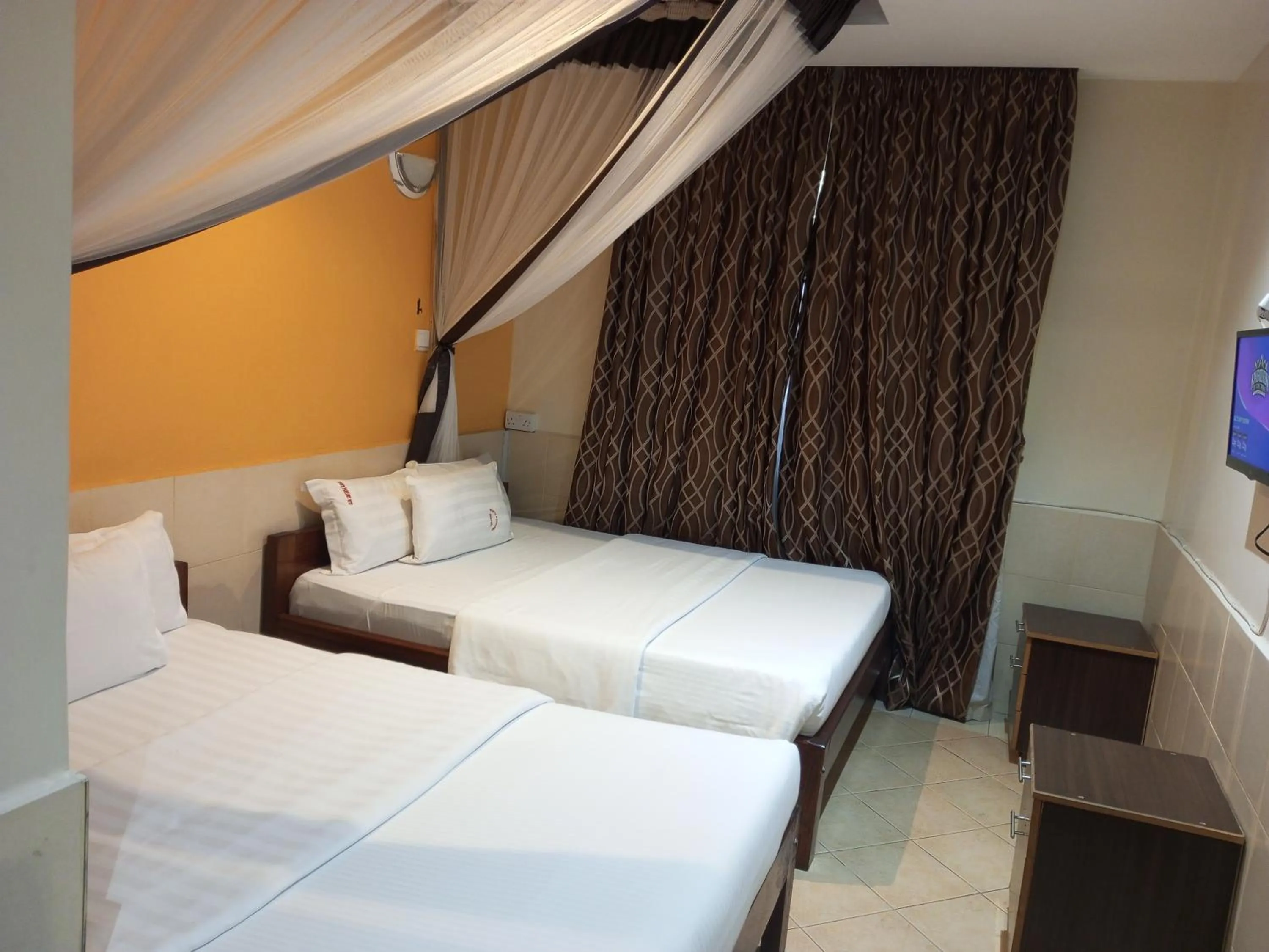 Bed in Fourth Parklands Hotel