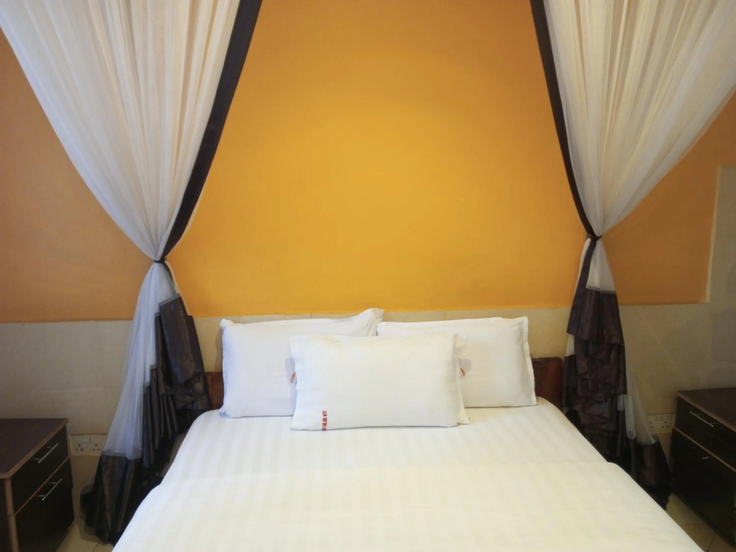 Bed in Fourth Parklands Hotel