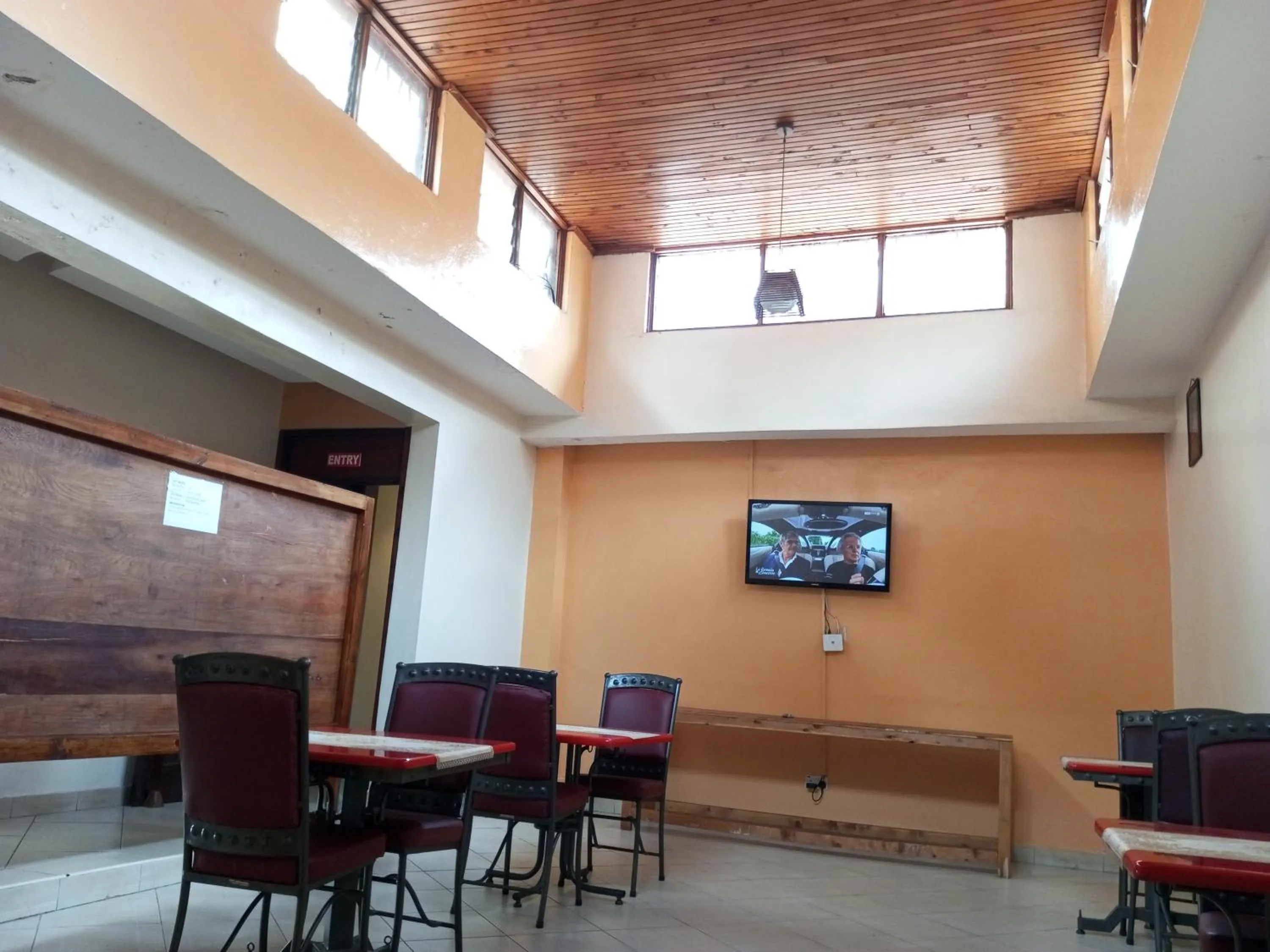 Communal lounge/ TV room in Fourth Parklands Hotel