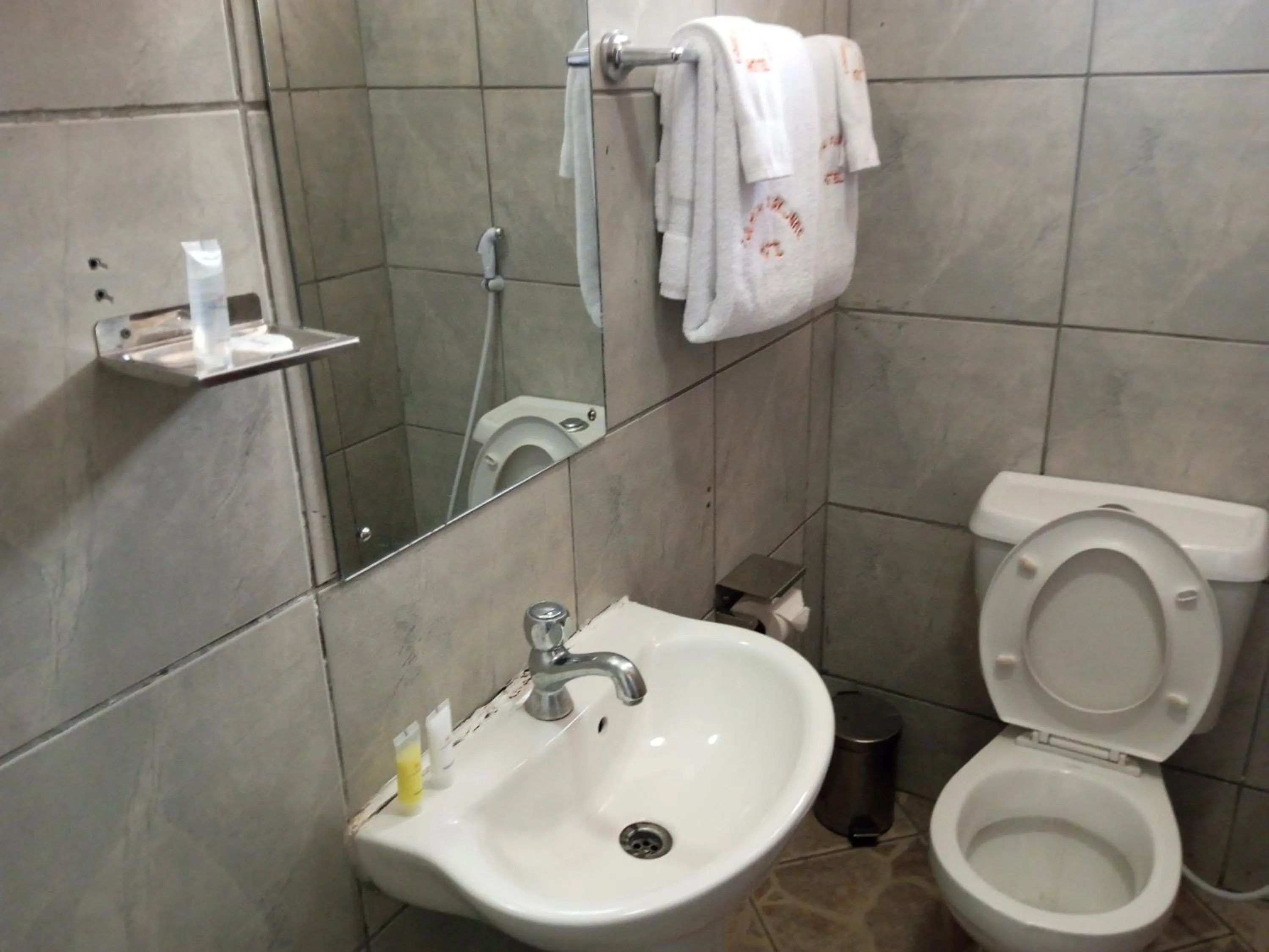 Toilet in Fourth Parklands Hotel