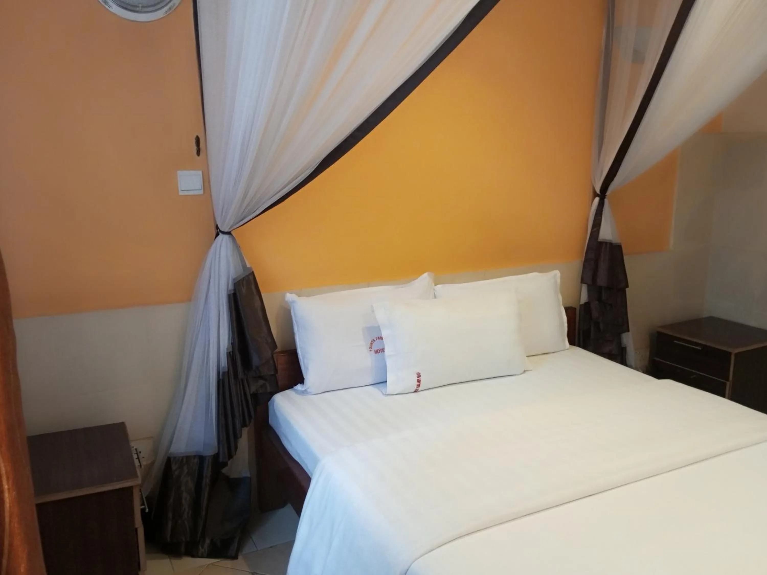 Bed in Fourth Parklands Hotel