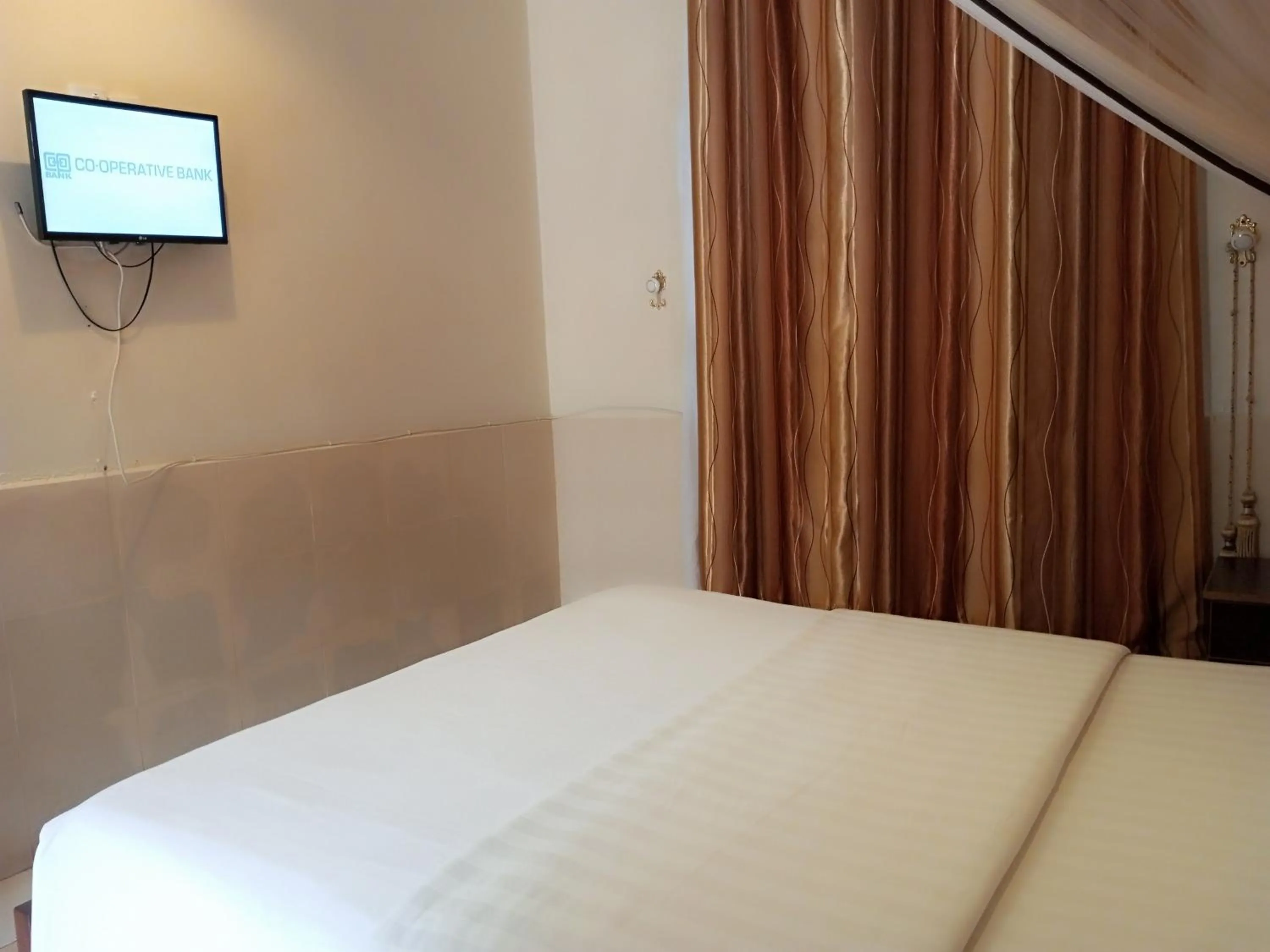 Bed in Fourth Parklands Hotel