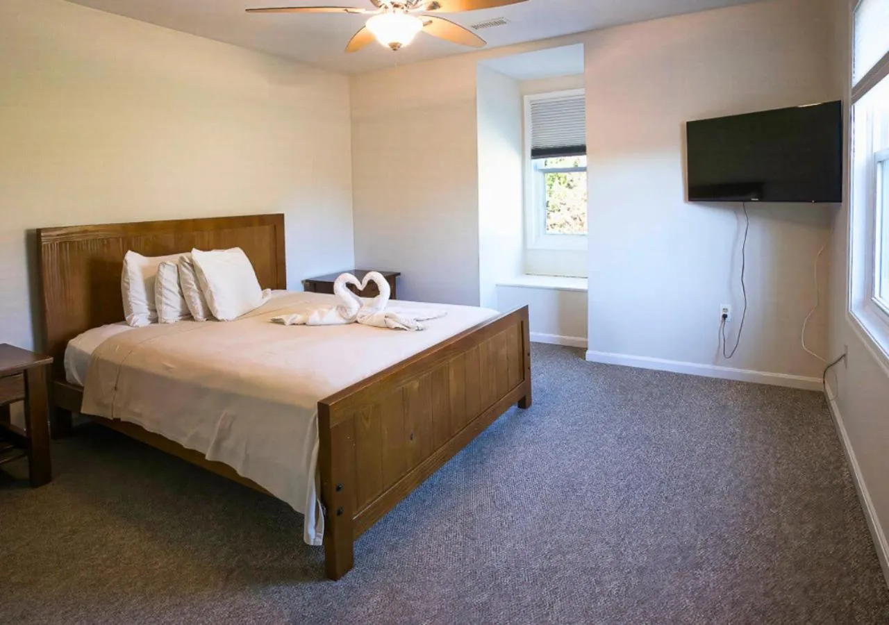 Bedroom, Bed in Cherry Hill Park