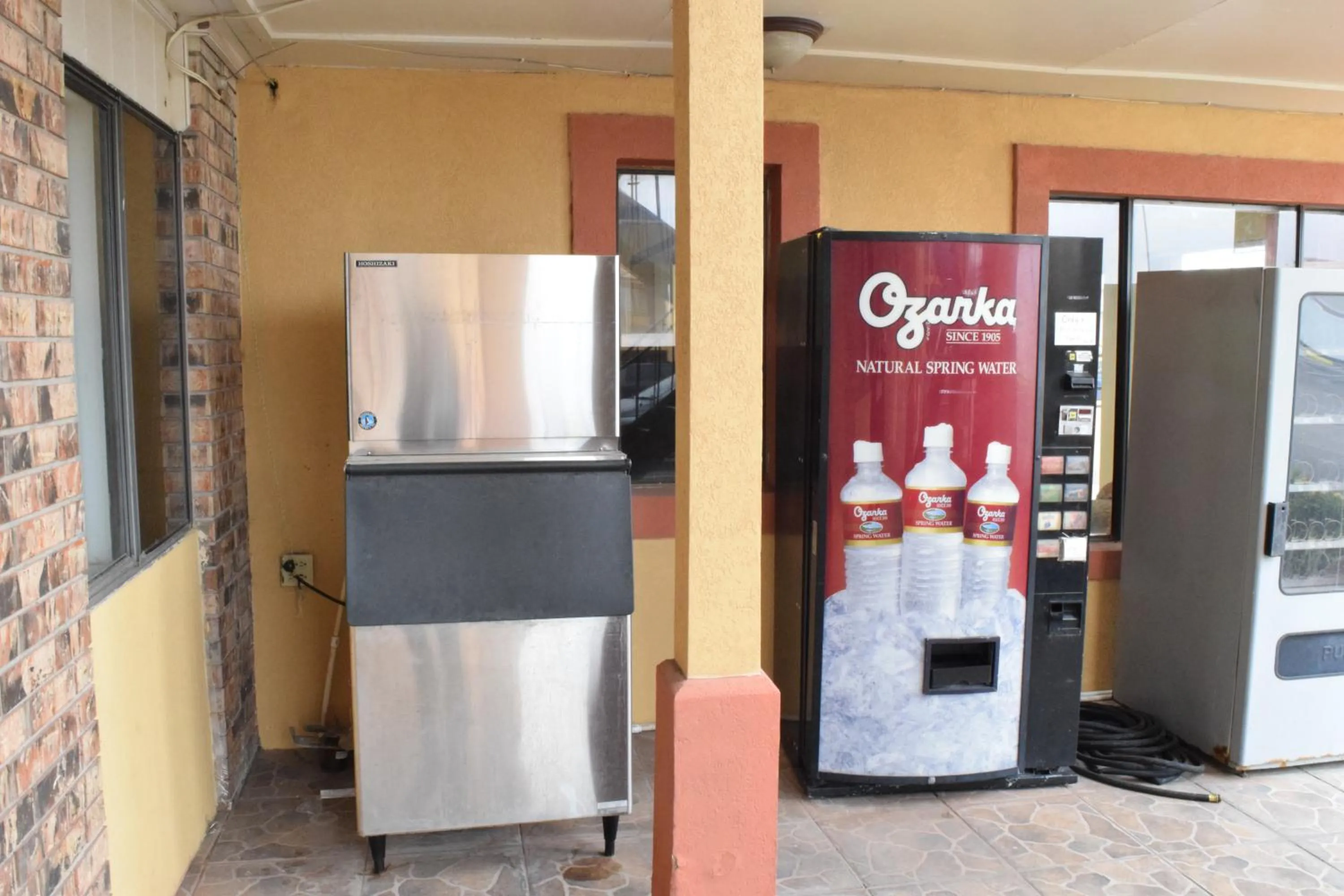 vending machine in Delux Inn