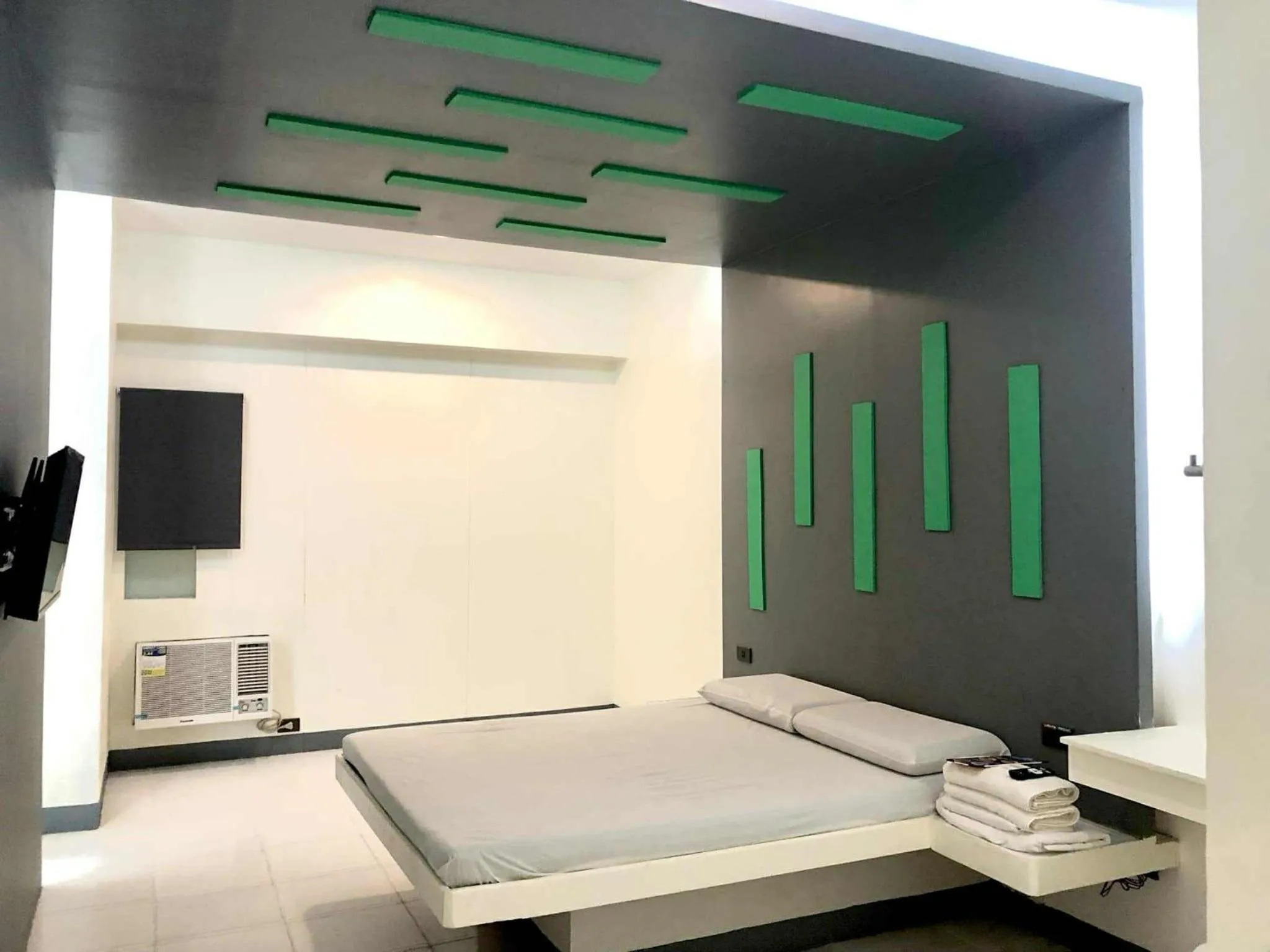 Bedroom in Astrotel Cebu