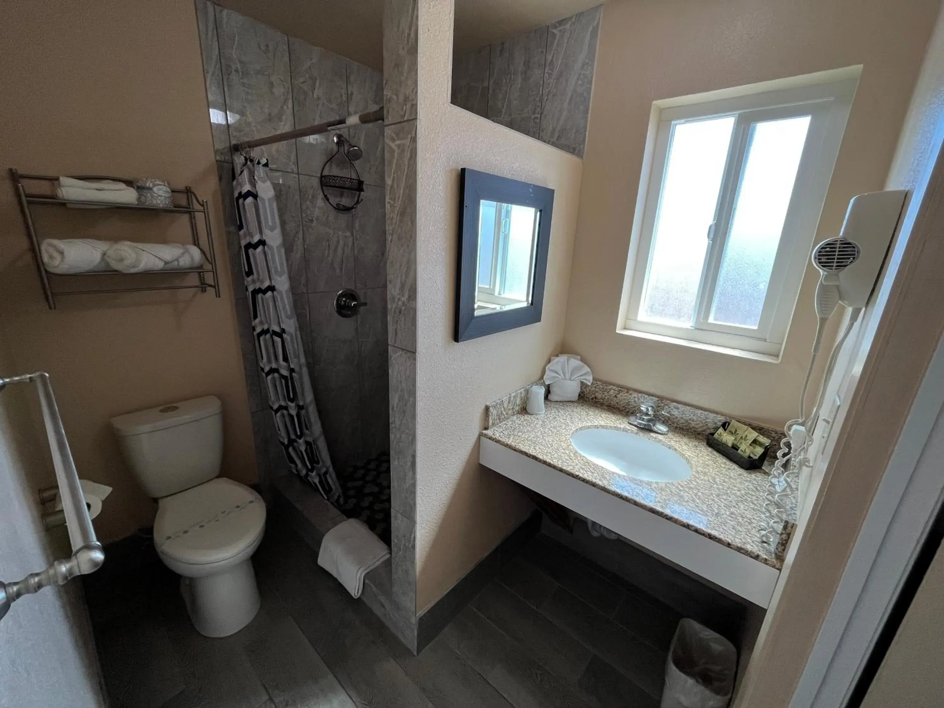 Deluxe Queen Room in American Inn - Grover beach - Pismo Beach Deluxe Queen Room in American Inn - Grover beach - Pismo Beach