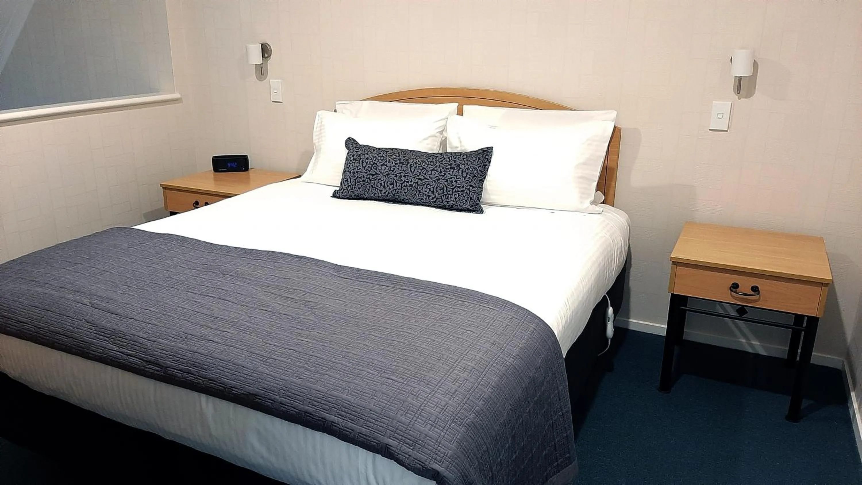 Bedroom, Bed in Central Motor Lodge