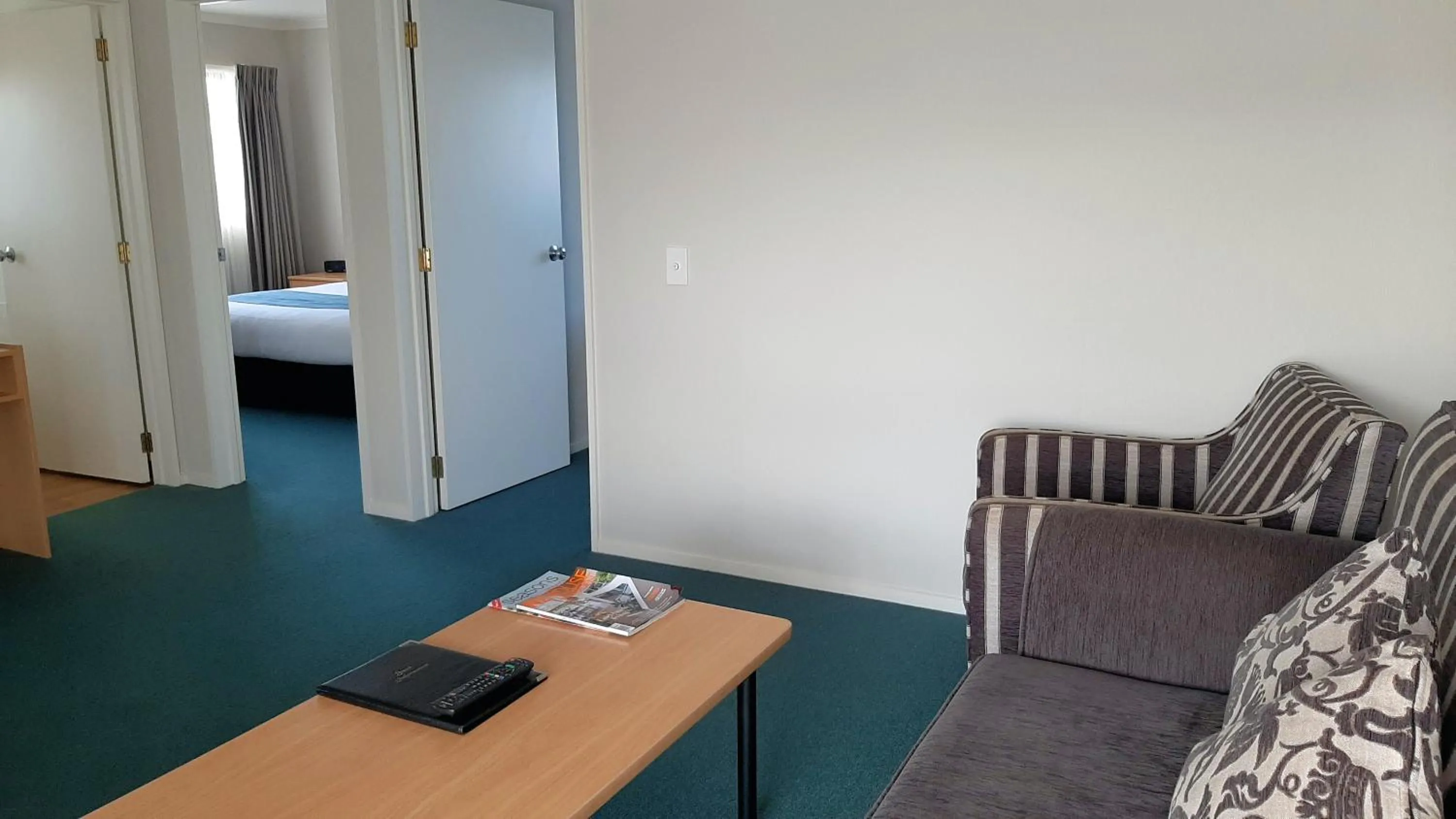 Living room, Bed in Central Motor Lodge