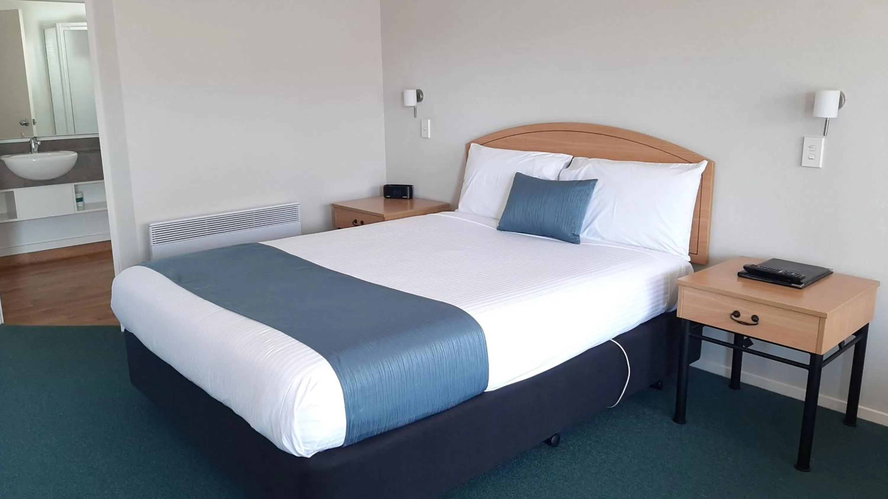 Bedroom, Bed in Central Motor Lodge