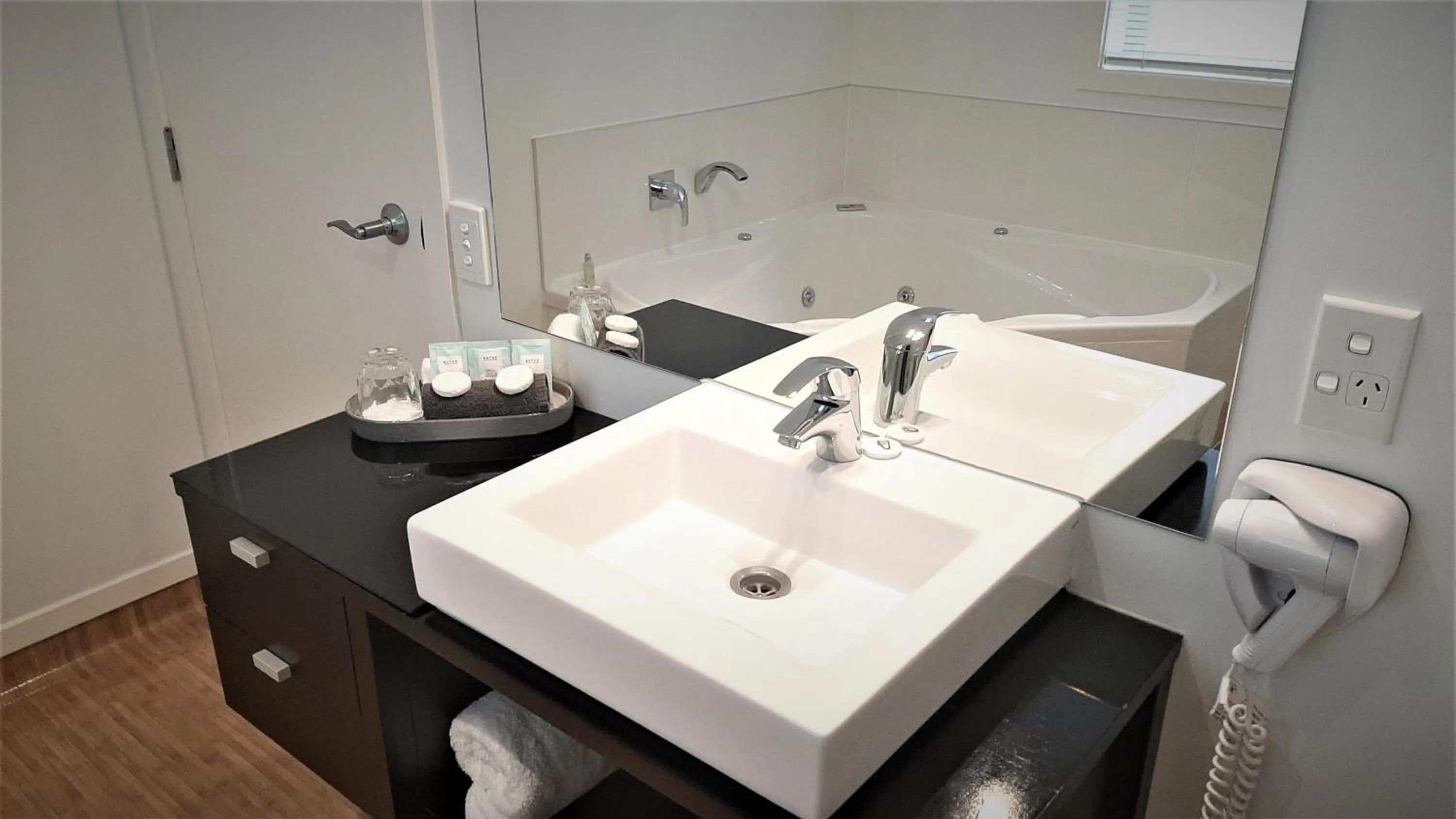 Bathroom in Central Motor Lodge