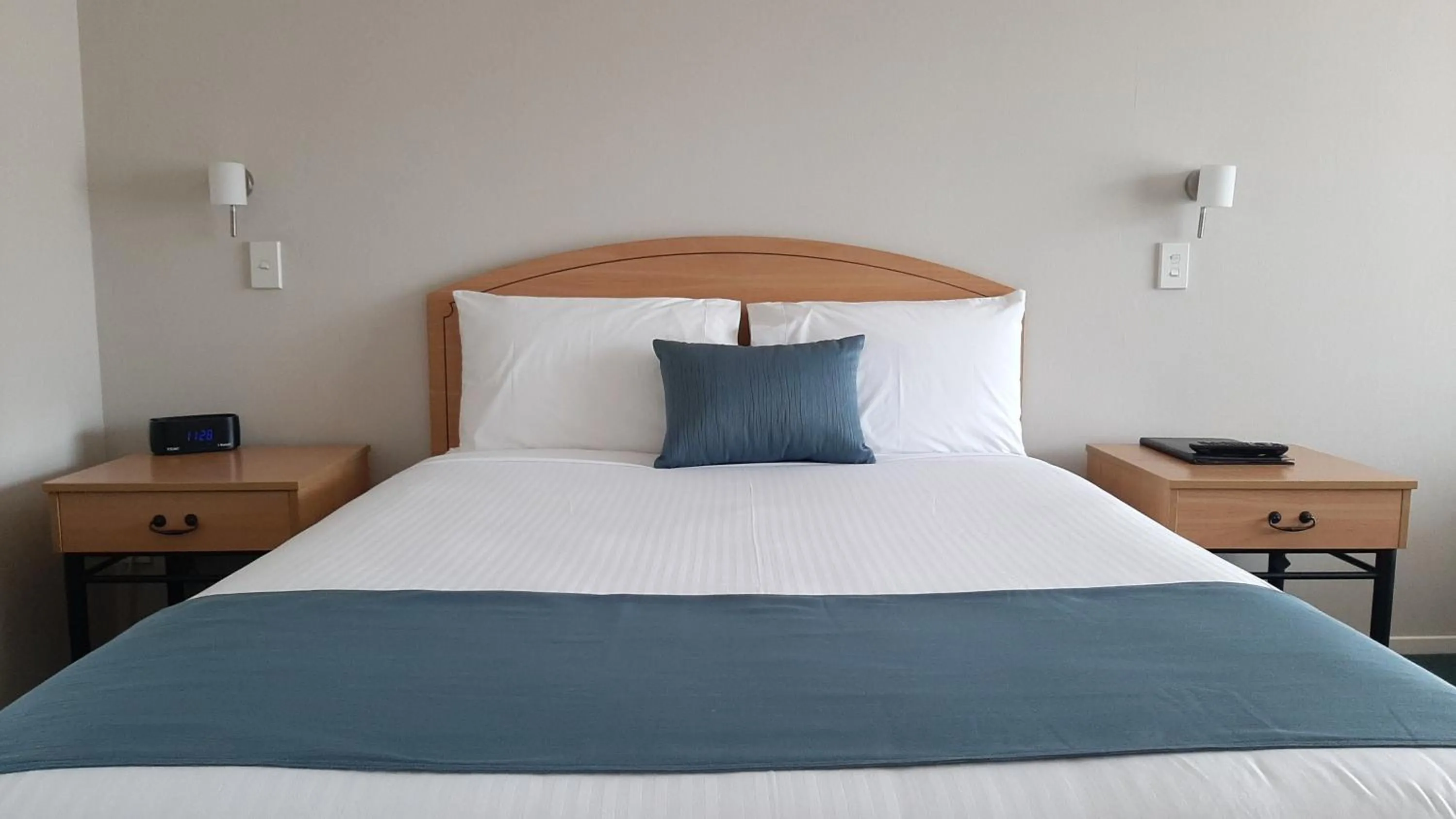 Bedroom, Bed in Central Motor Lodge