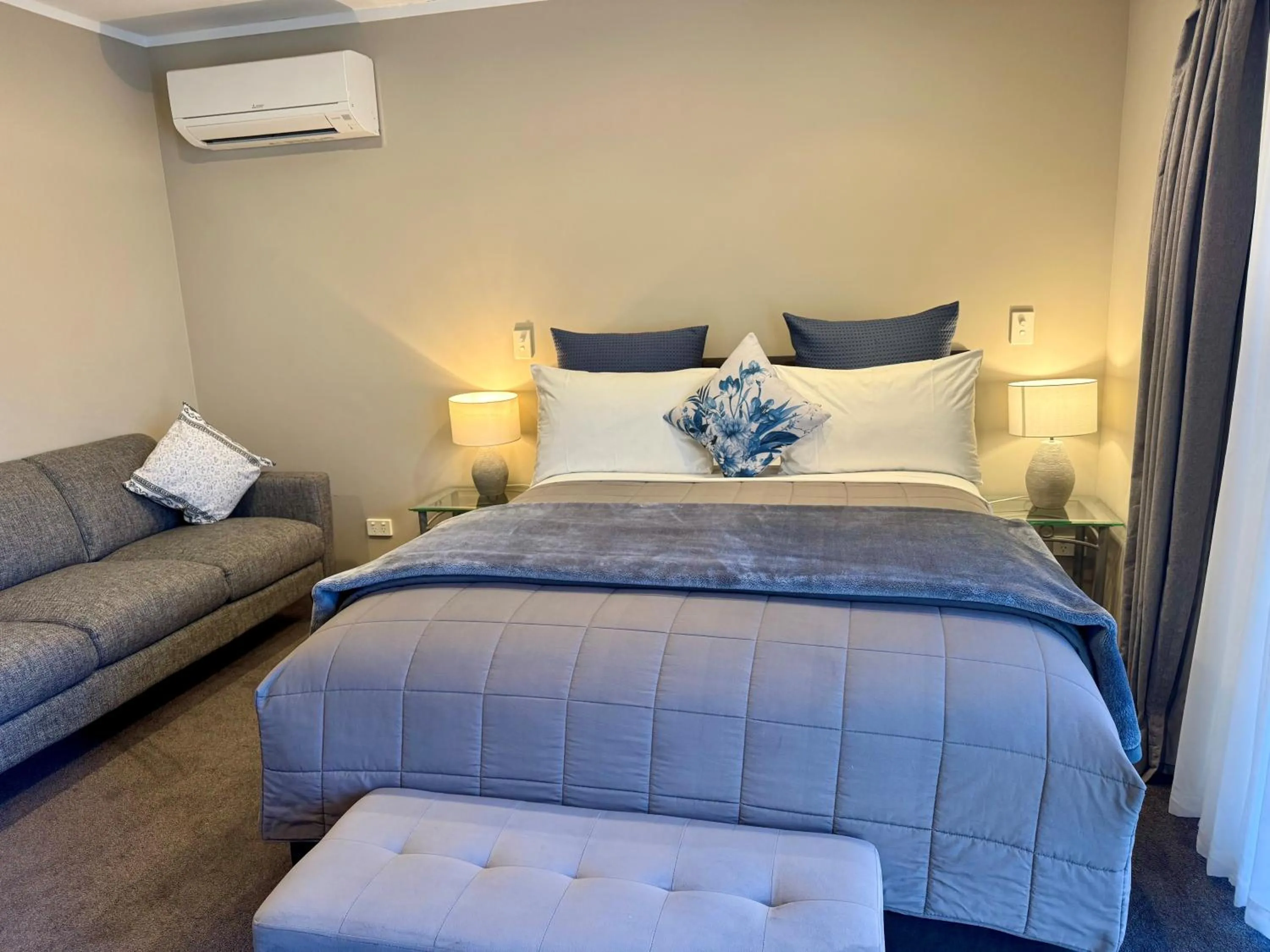 Living room, Bed in Ashbrook Motel Taupo