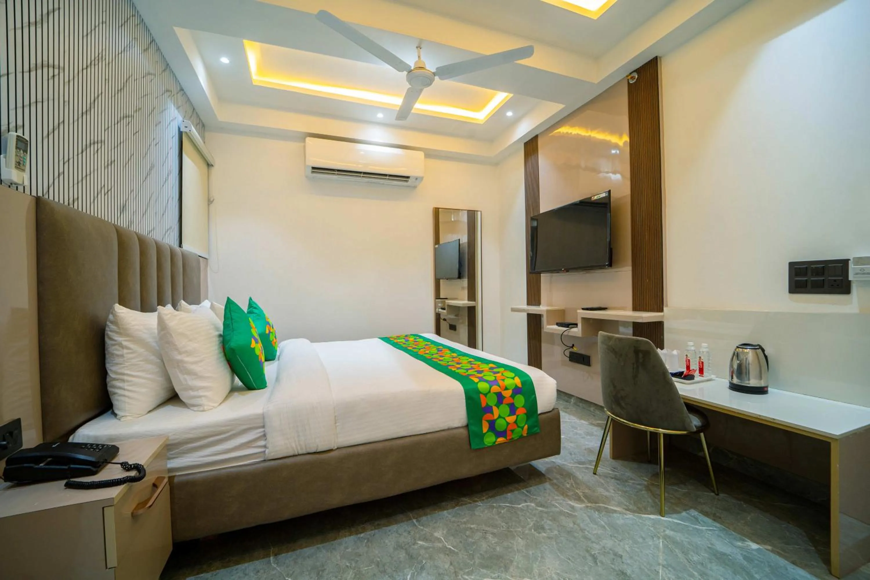 Bedroom, Bed in Treebo Gemstone