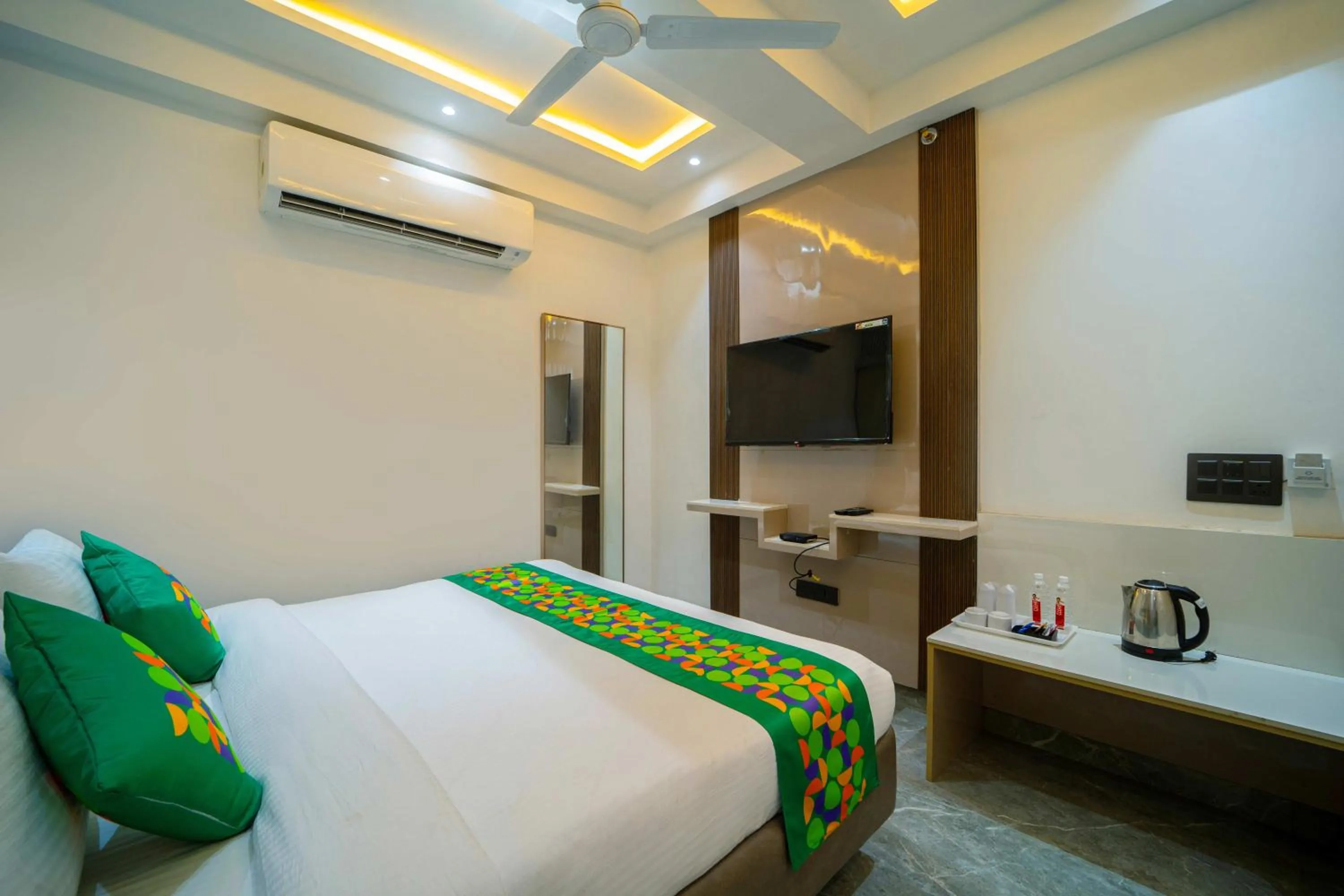 Bedroom, Bed in Treebo Gemstone