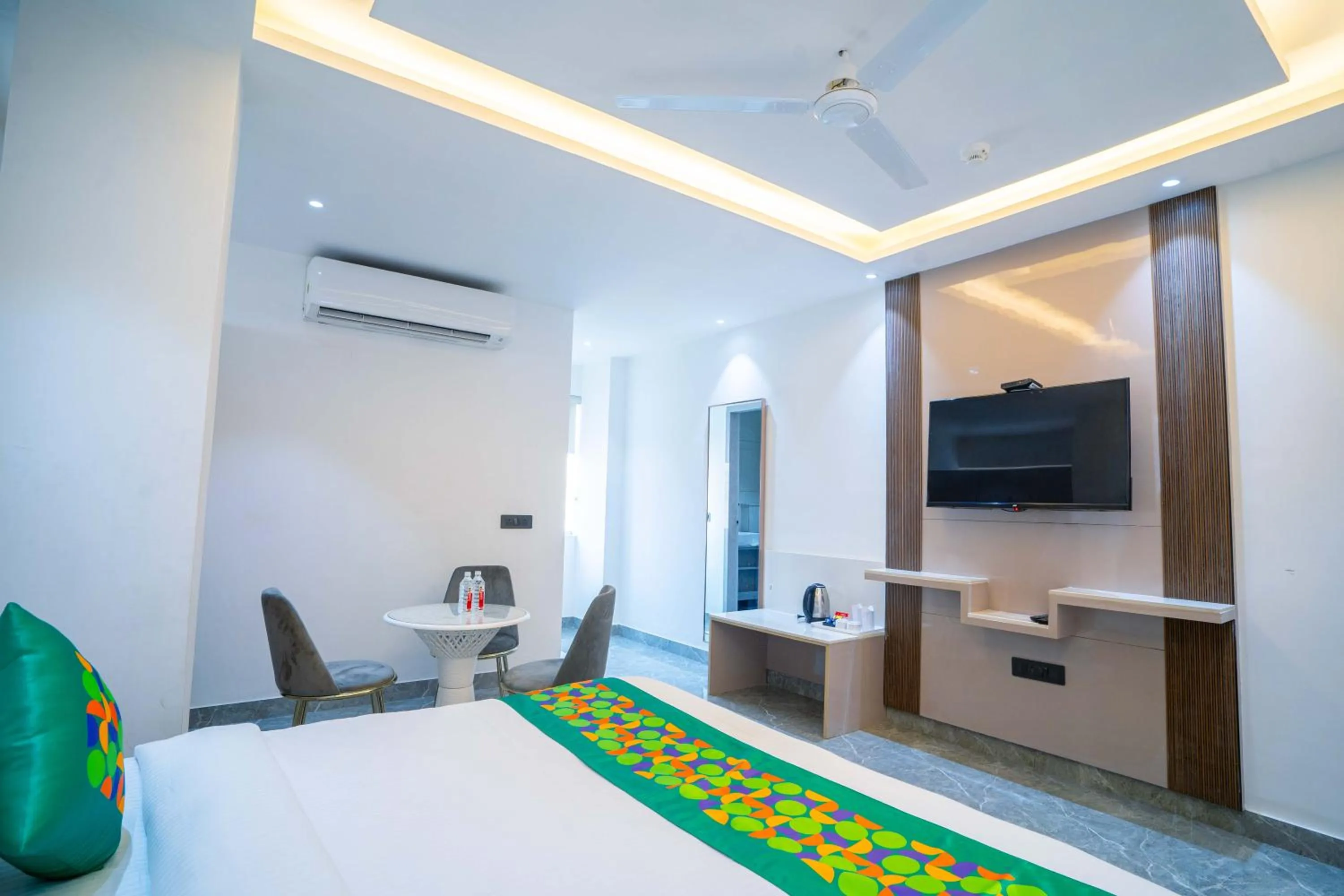 Bedroom, Bed in Treebo Gemstone