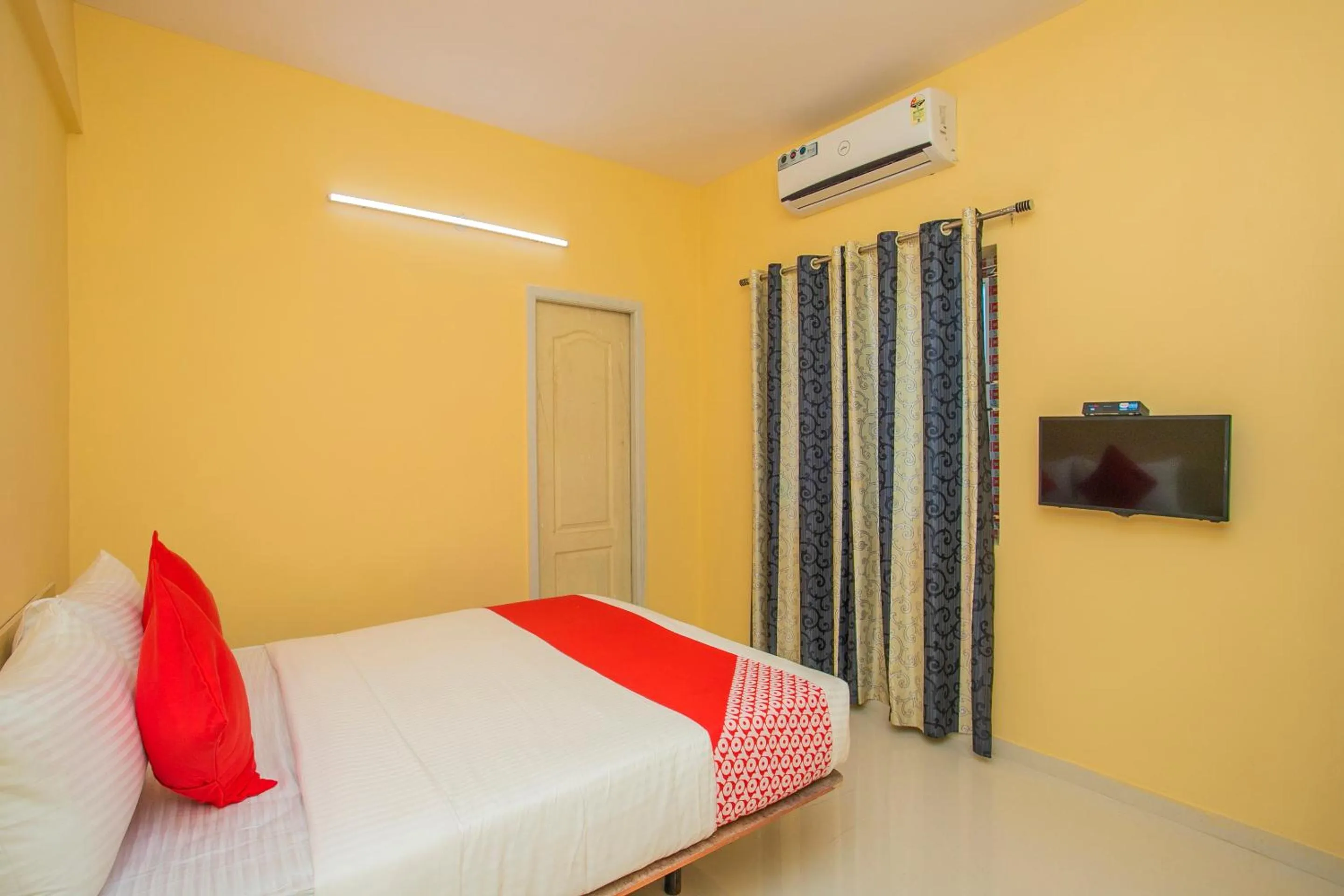 Bedroom, Bed in Hotel O Varcity Emerald Near Ragigudda Sri Prasanna Anjaneyaswamy Temple