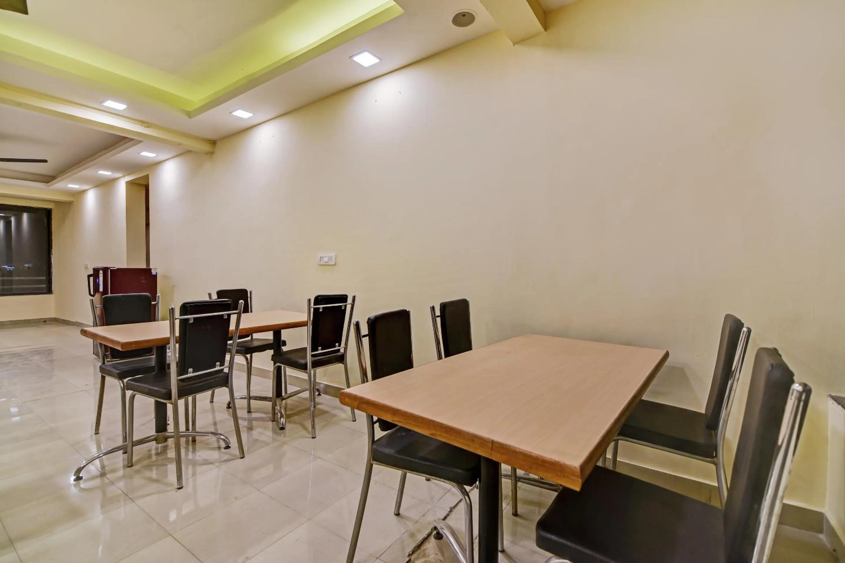 Restaurant/places to eat in Hotel O Saiinn