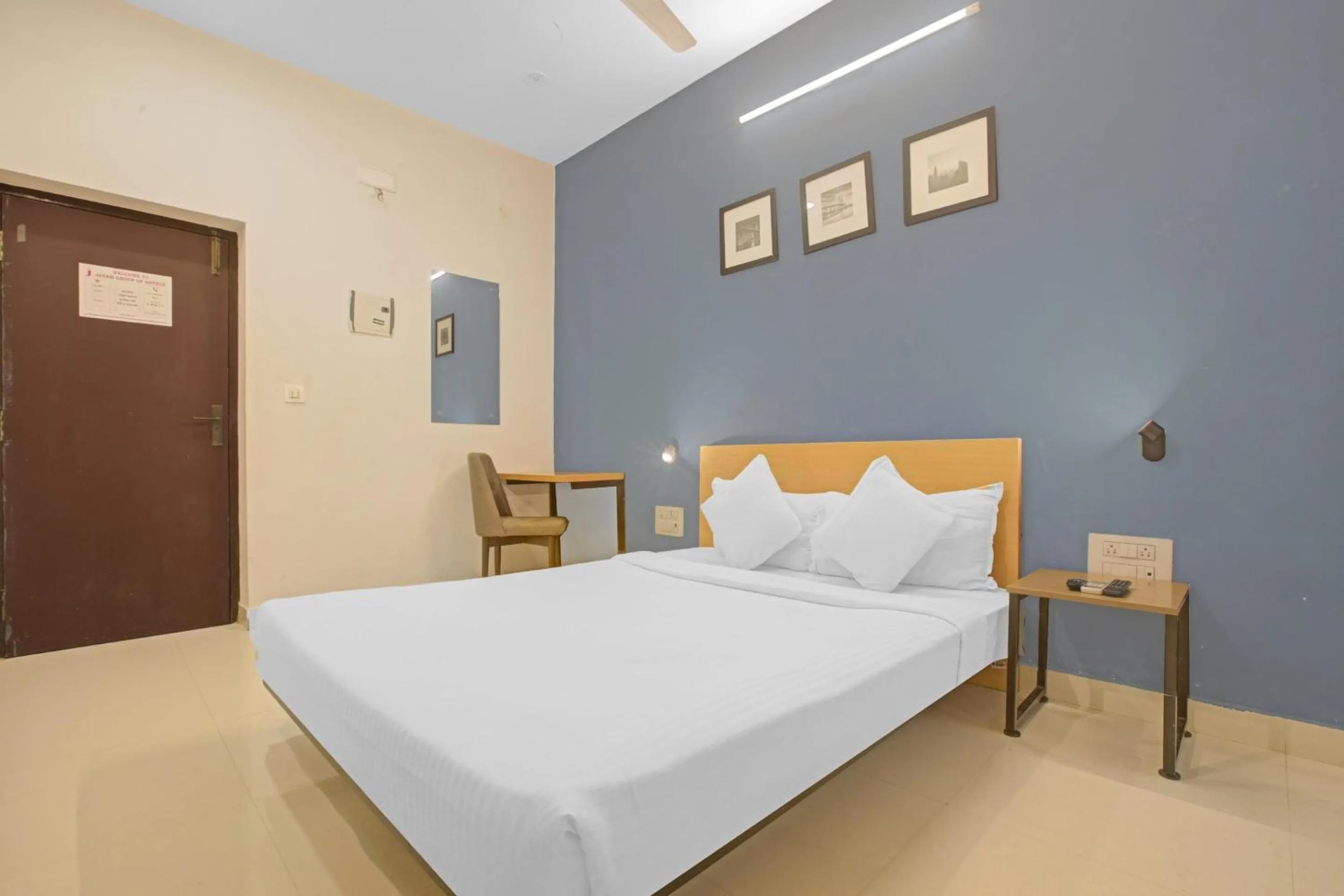 Bedroom, Bed in Collection O Silver Key Executive