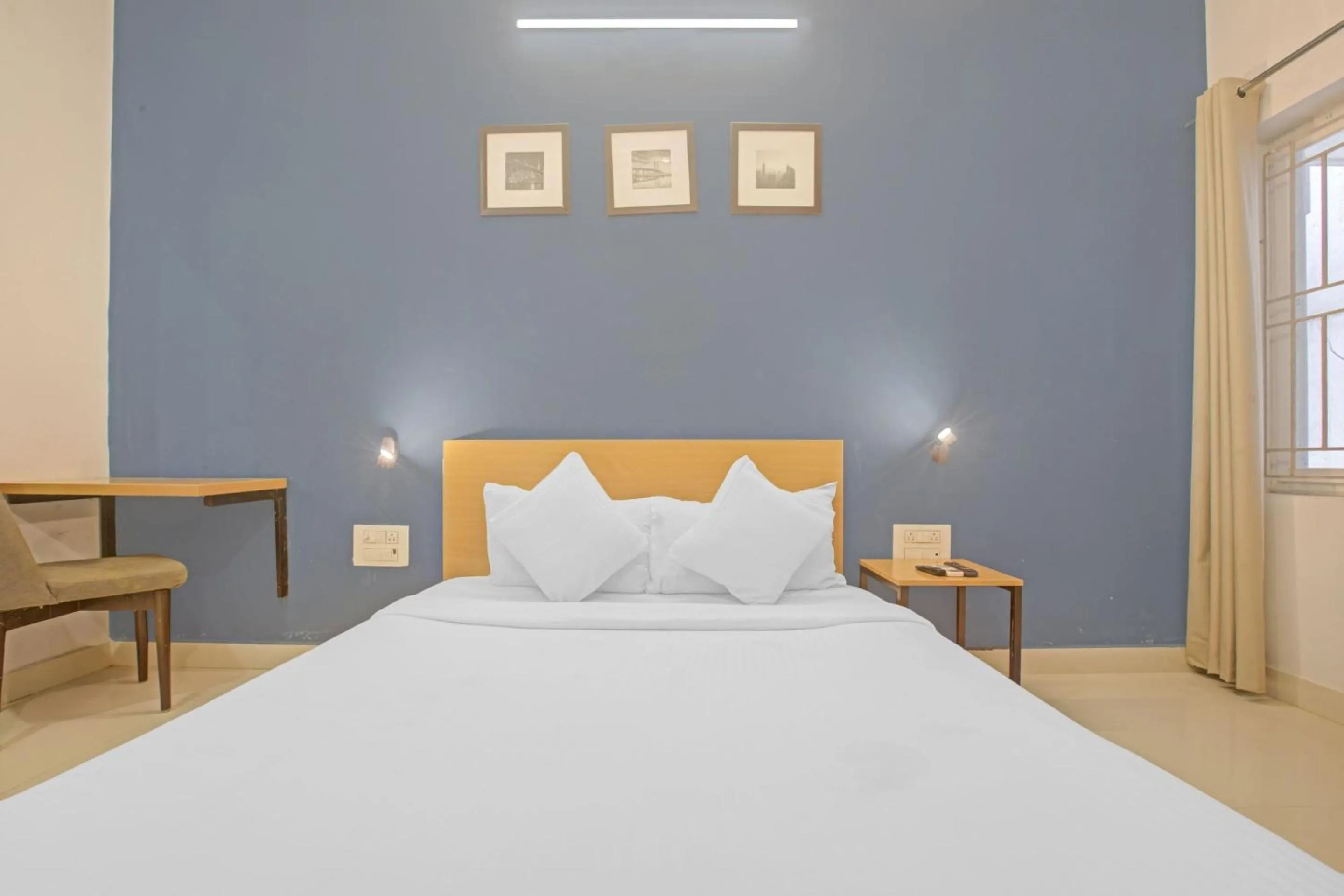 Bedroom, Bed in Collection O Silver Key Executive