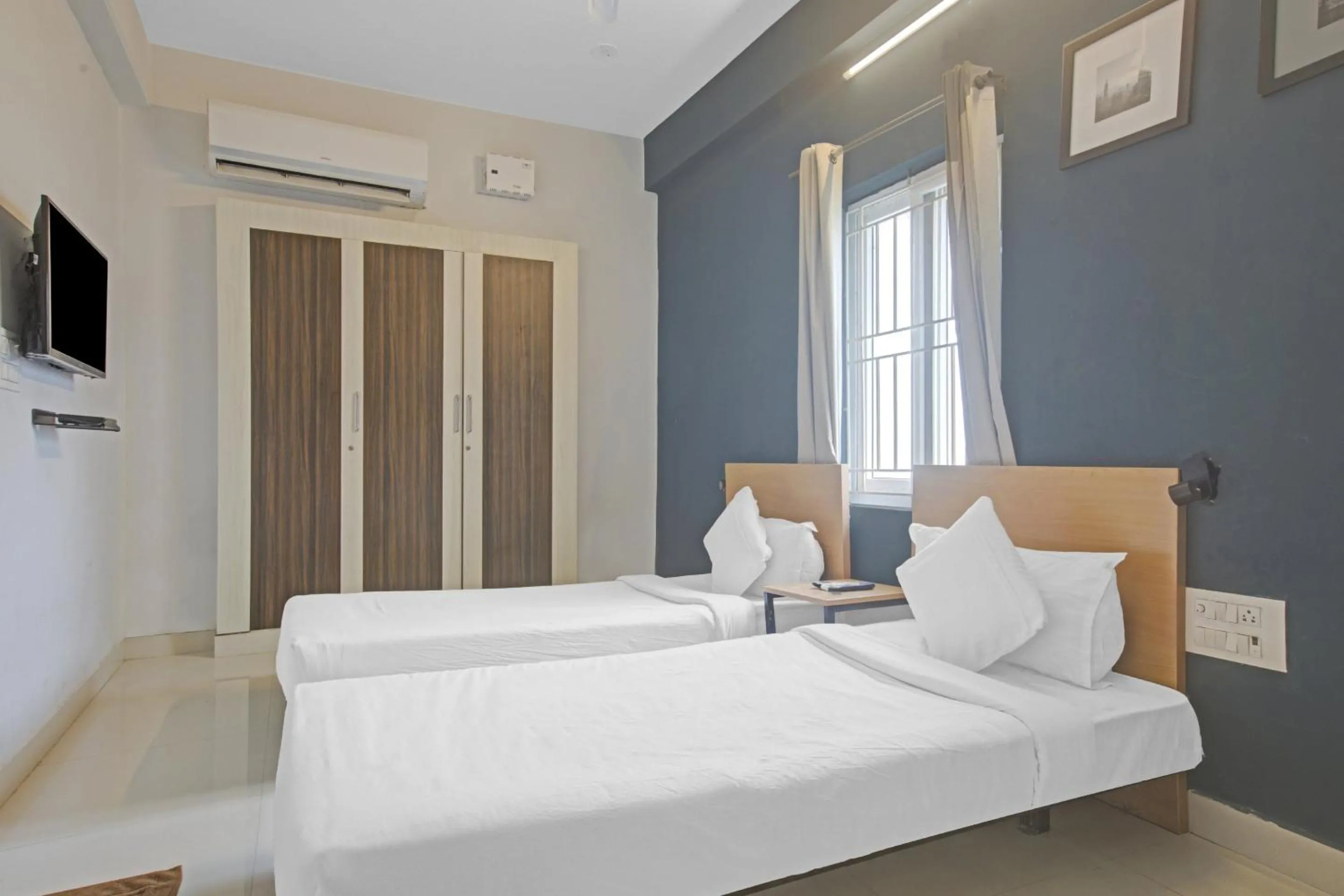 Bedroom, Bed in Collection O Silver Key Executive