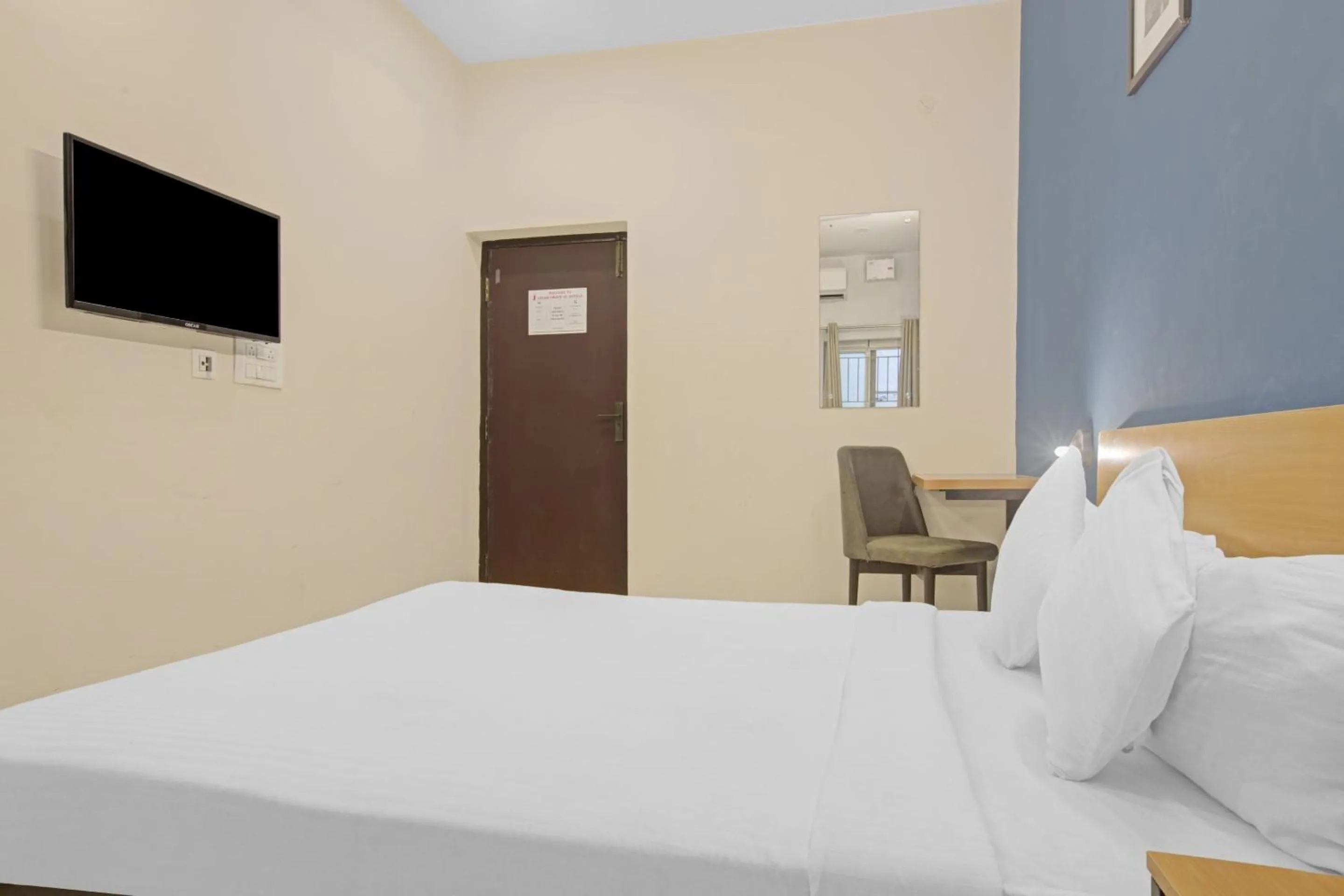 Bedroom, Bed in Collection O Silver Key Executive