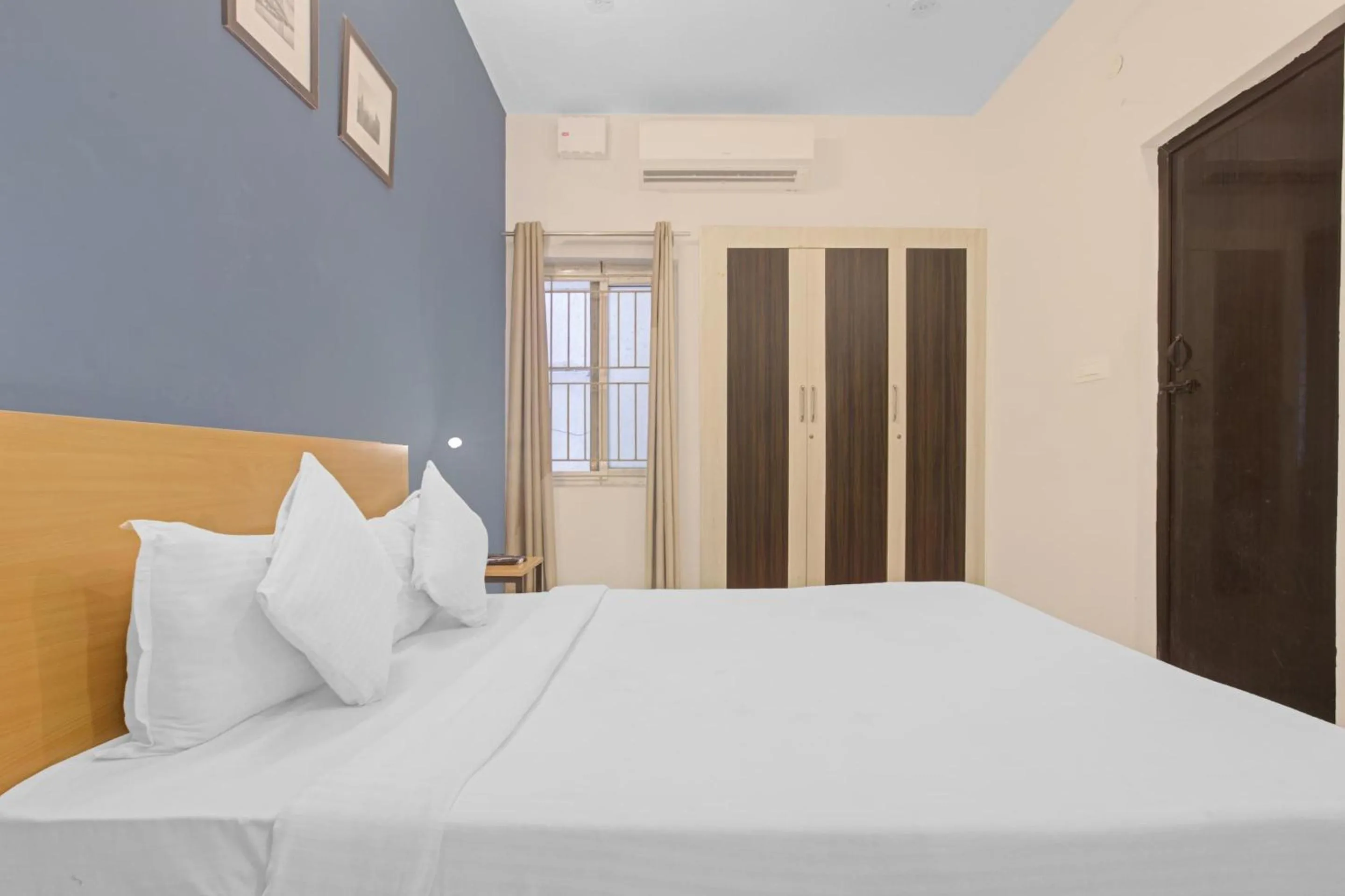 Bedroom, Bed in Collection O Silver Key Executive