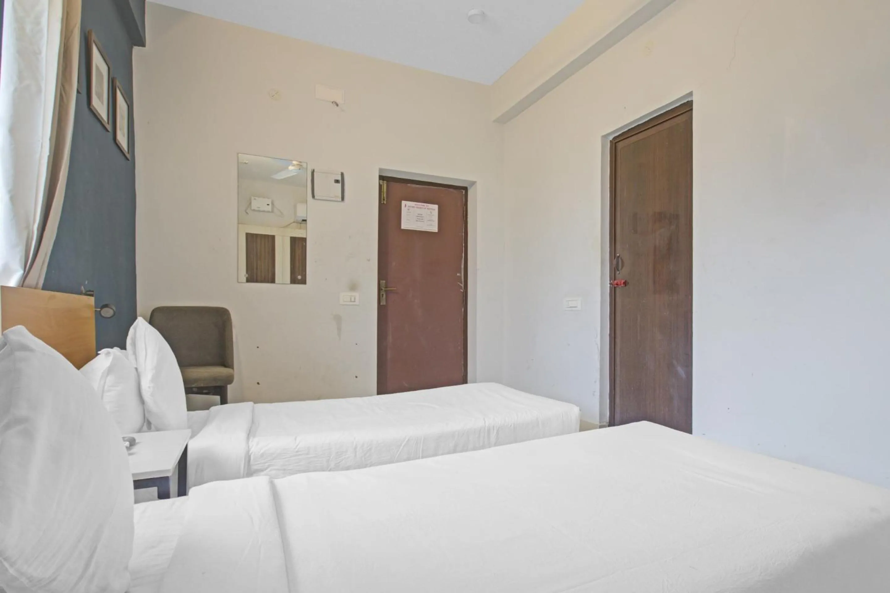 Bedroom, Bed in Collection O Silver Key Executive