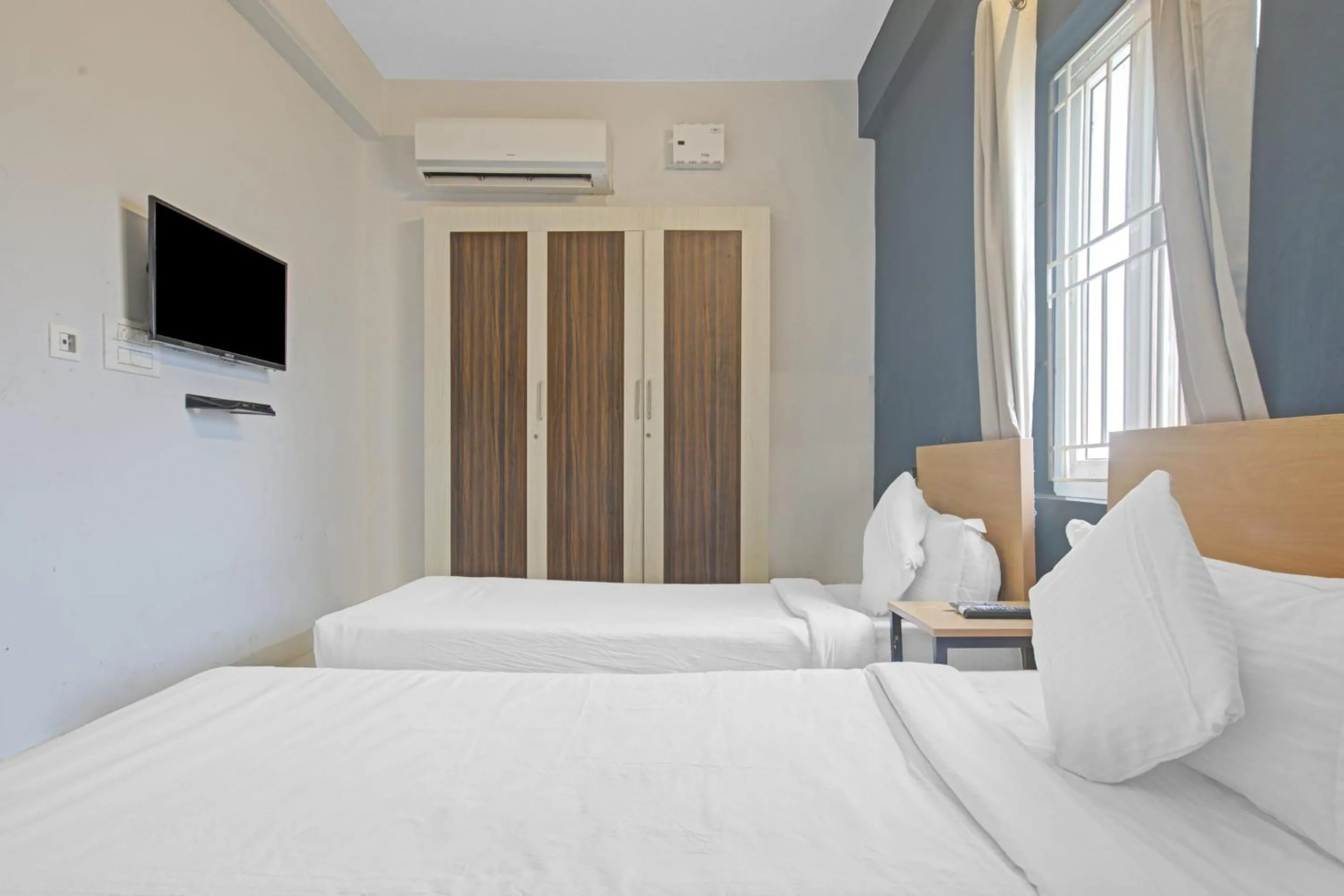 Bedroom, Bed in Collection O Silver Key Executive