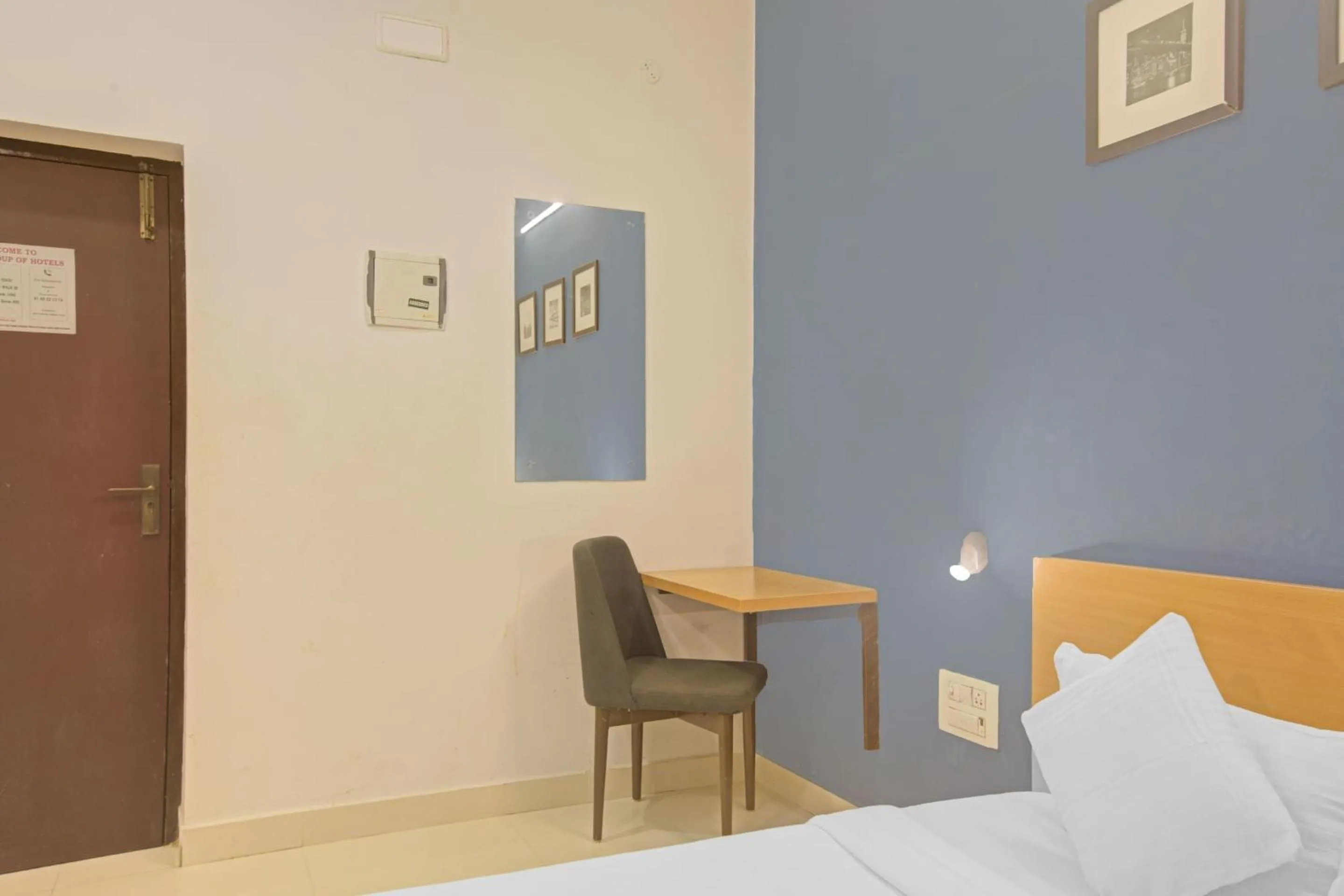 Bedroom, Bed in Collection O Silver Key Executive