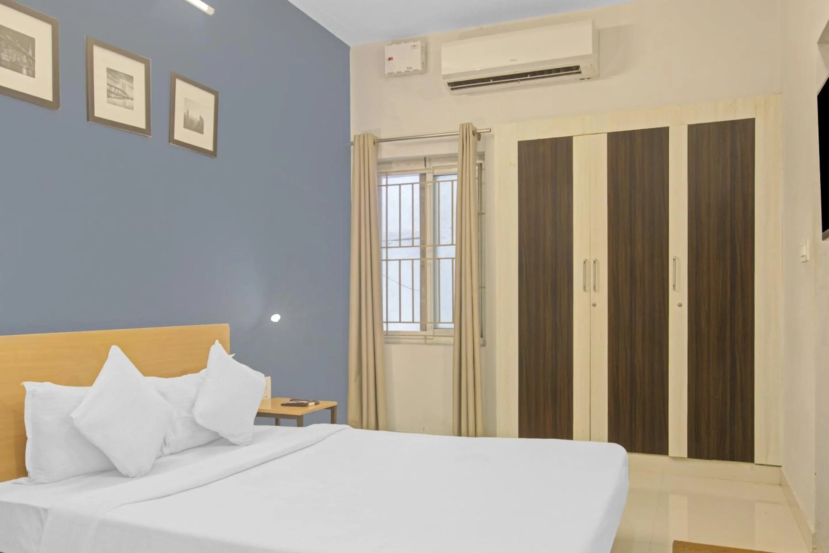Bedroom, Bed in Collection O Silver Key Executive
