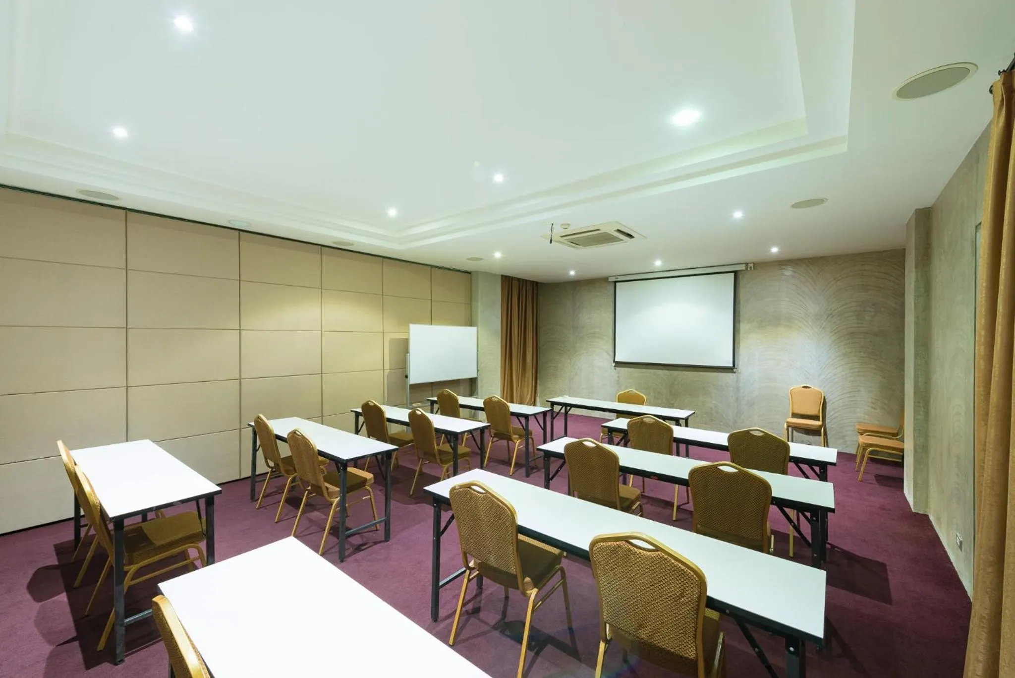 Business facilities in S Park Design Hotel