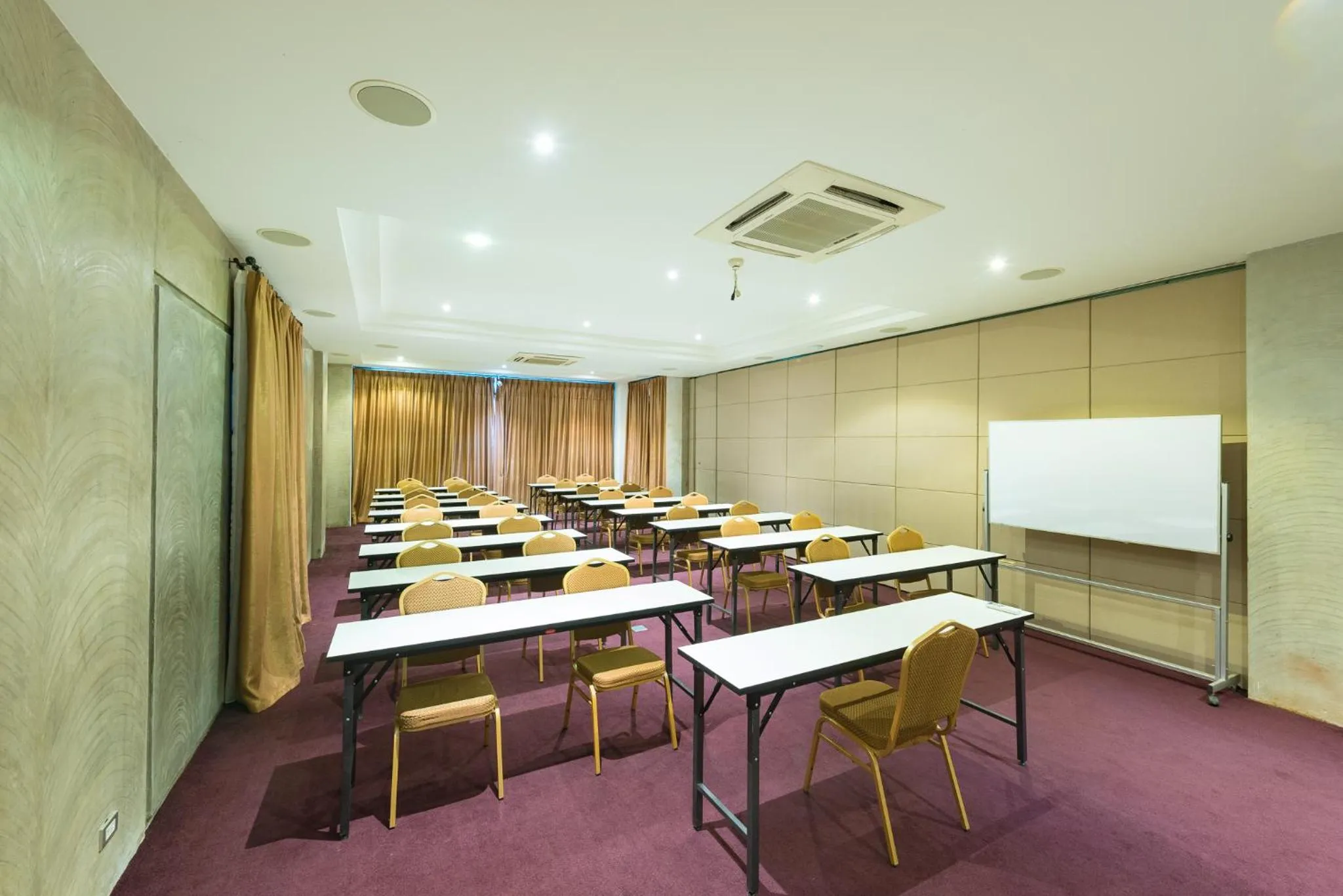 Business facilities in S Park Design Hotel