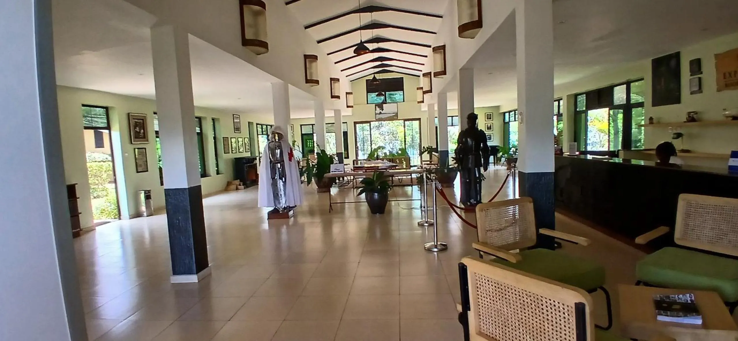 Restaurant/places to eat in Explorer Resort & Marina