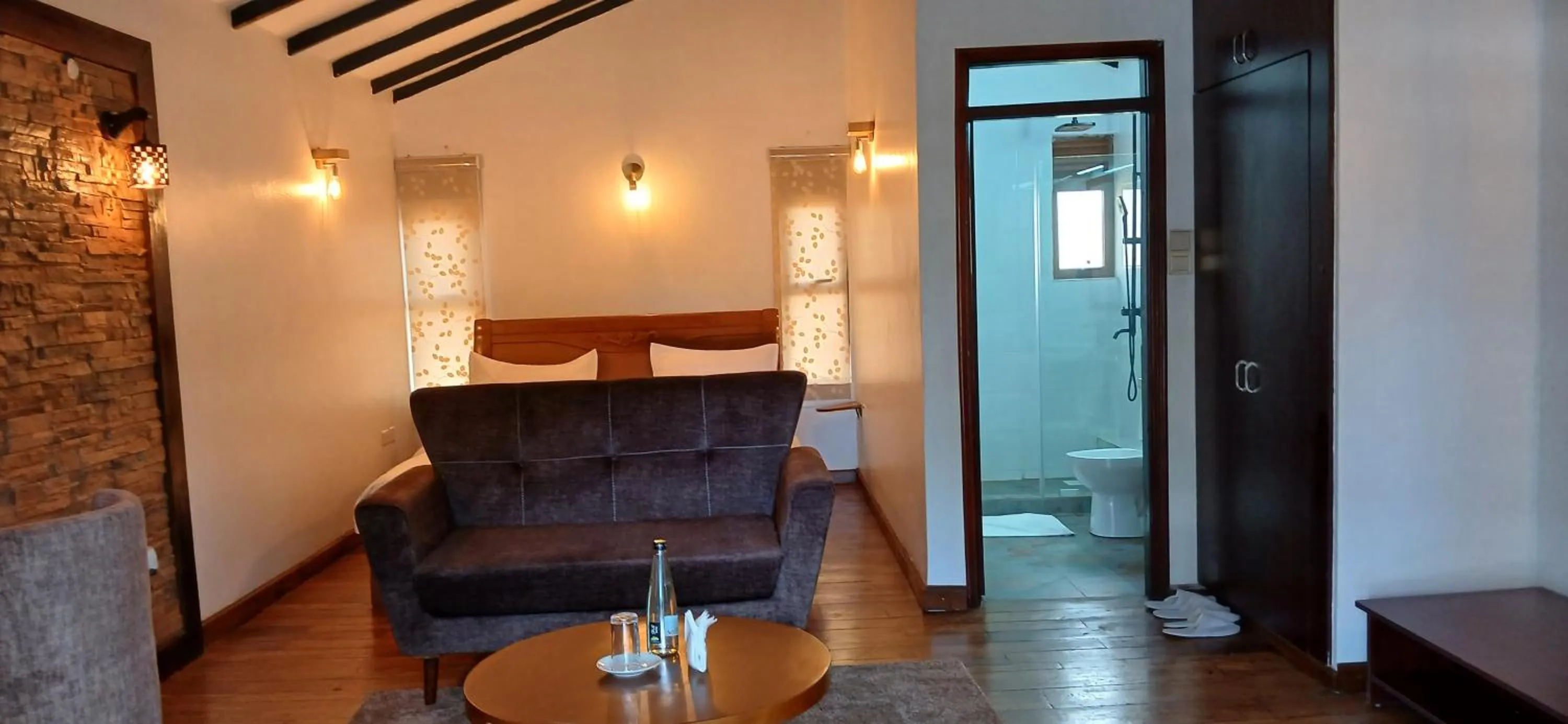 Living room, Bed in Explorer Resort & Marina