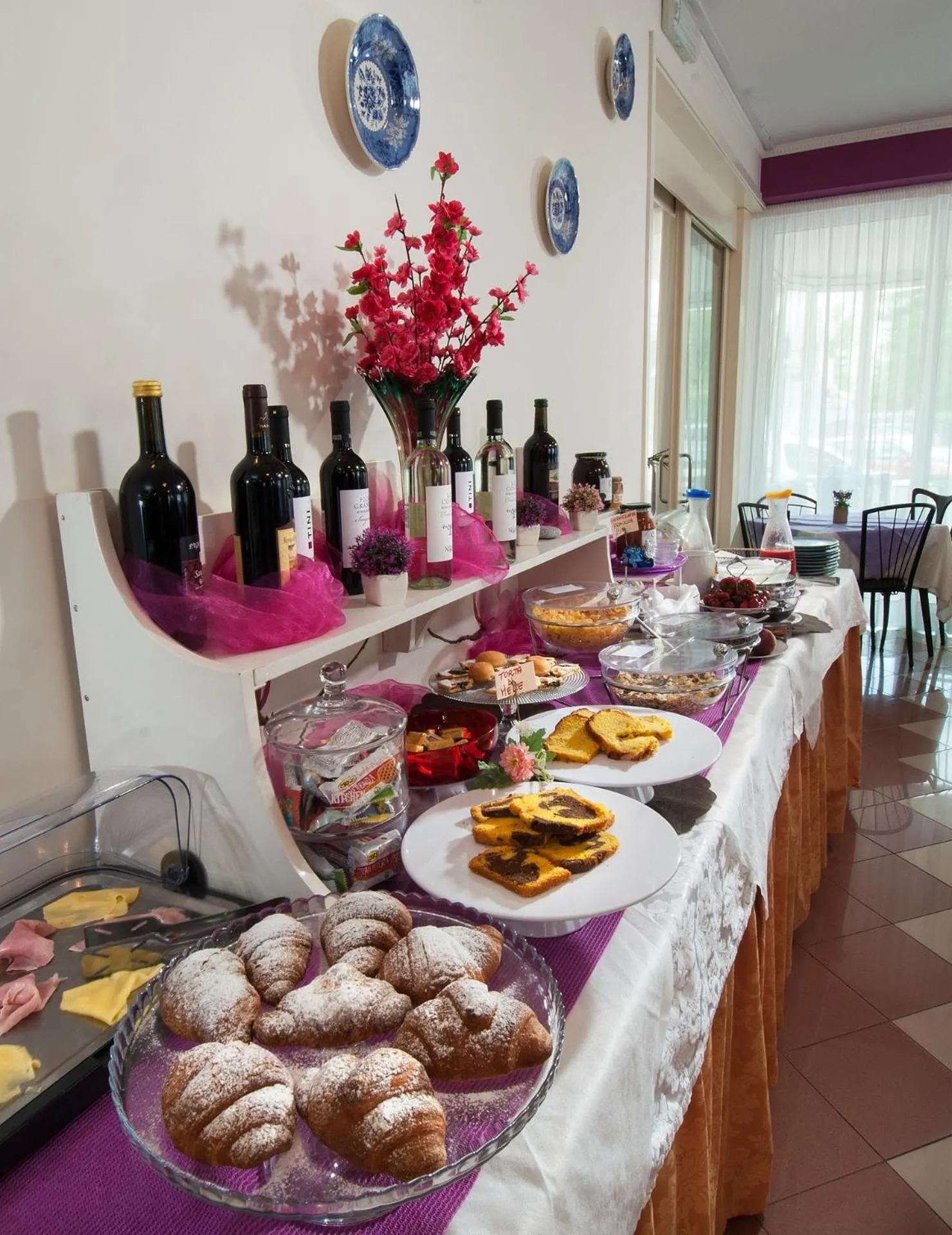 Restaurant/places to eat in Hotel Cheri