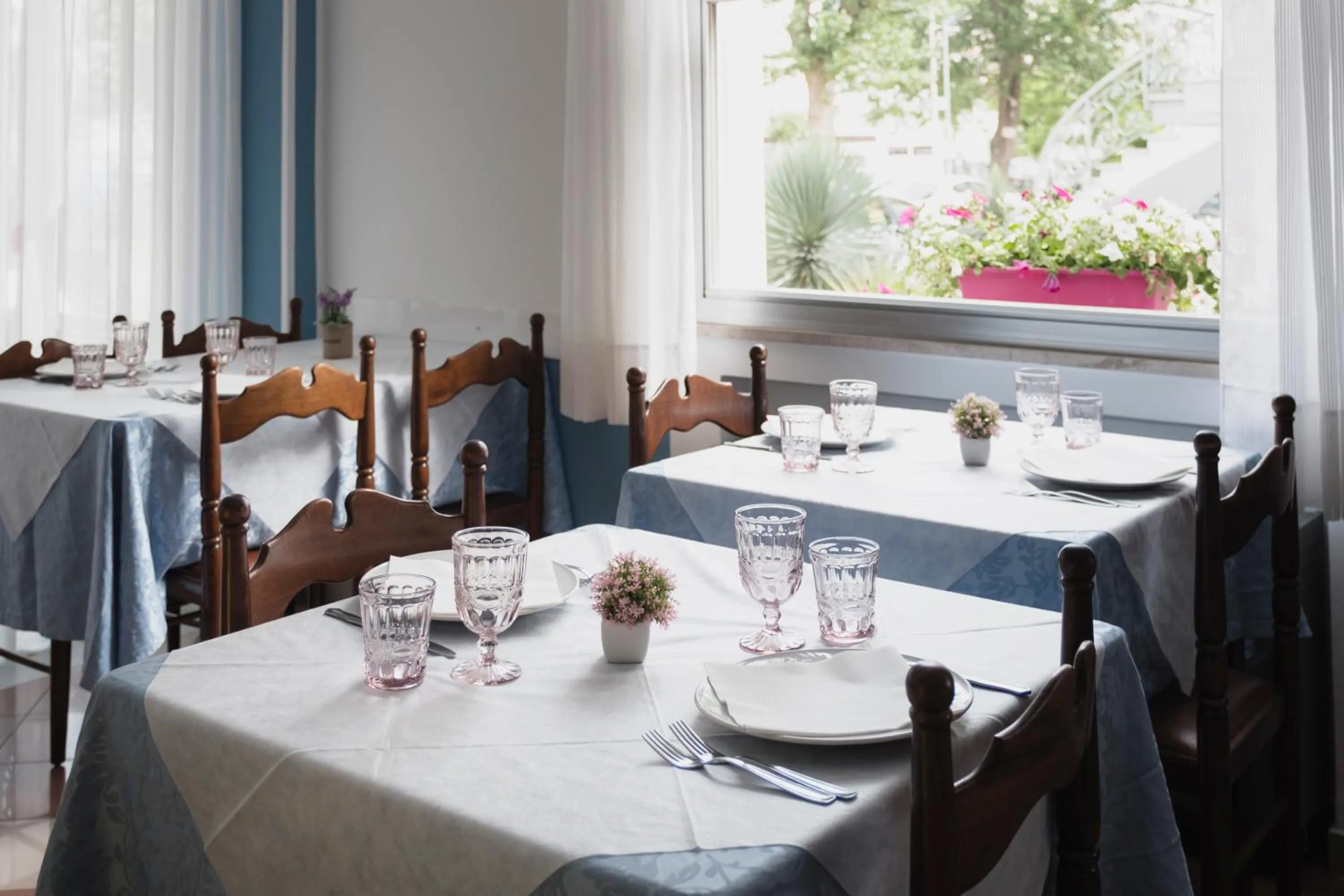 Restaurant/places to eat in Hotel Cheri