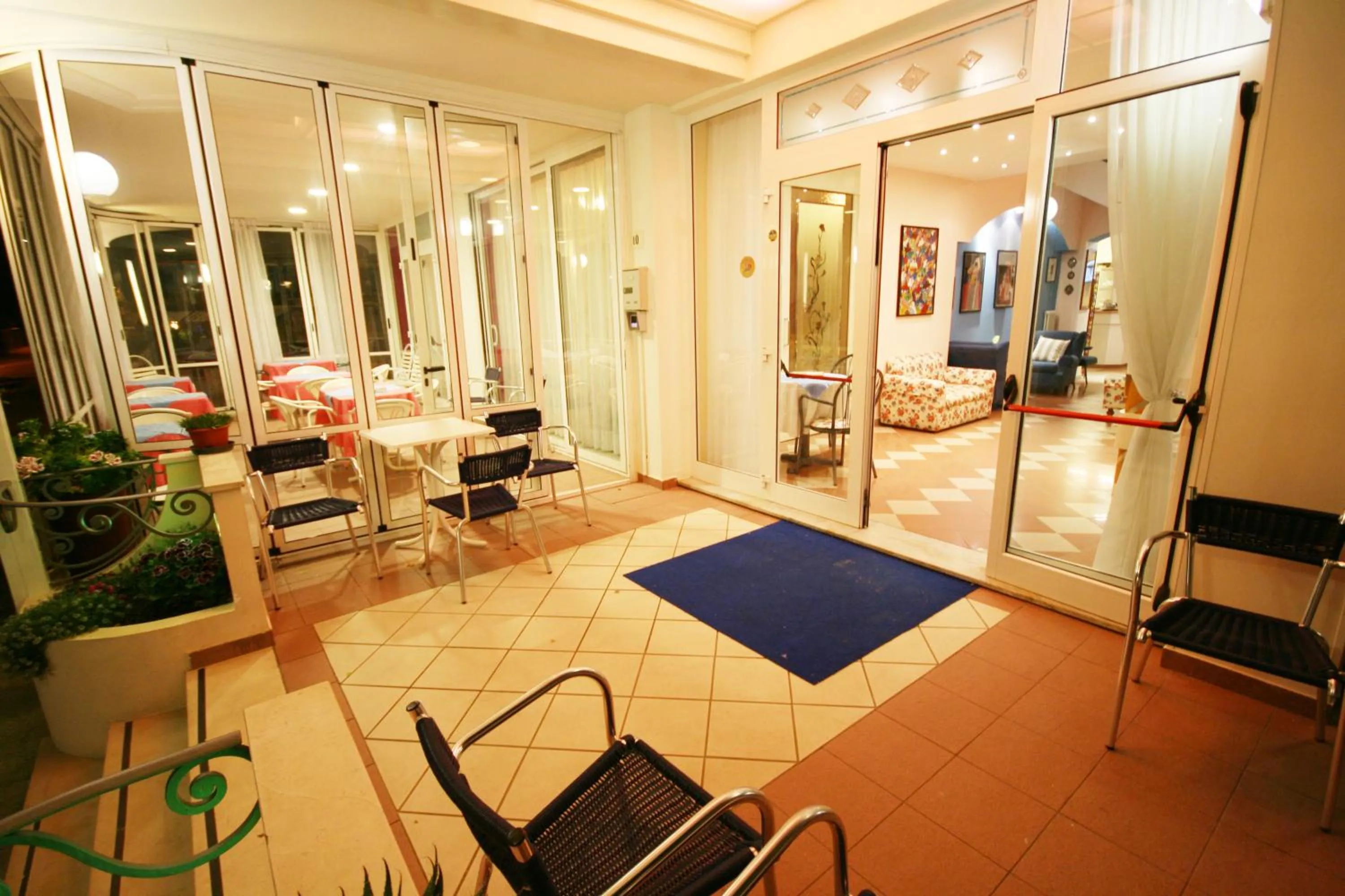 Communal lounge/ TV room in Hotel Cheri