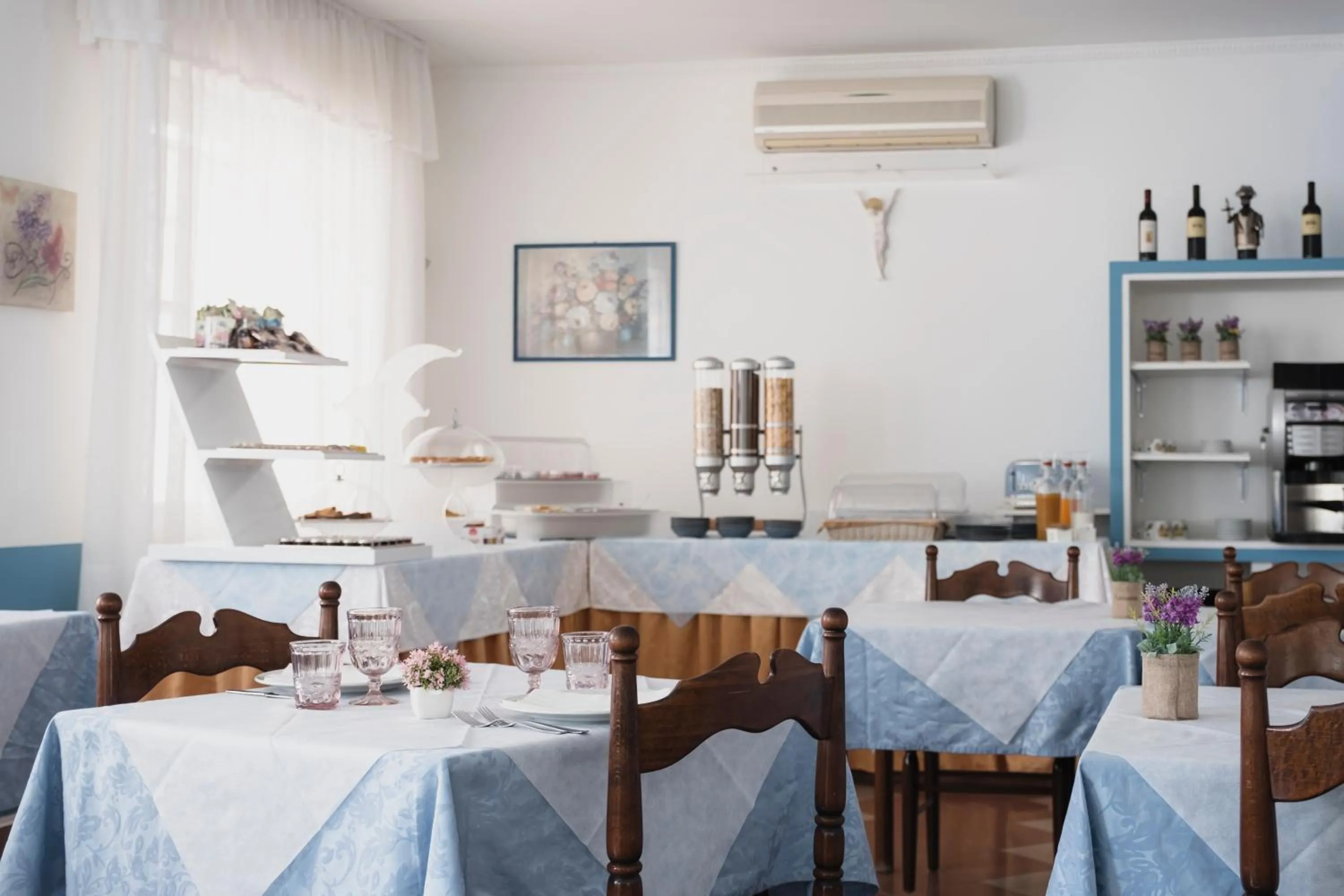 Restaurant/places to eat in Hotel Cheri