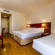 Photo of the whole room, Bed in Alcalá Plaza Photo of the whole room, Bed in Alcalá Plaza